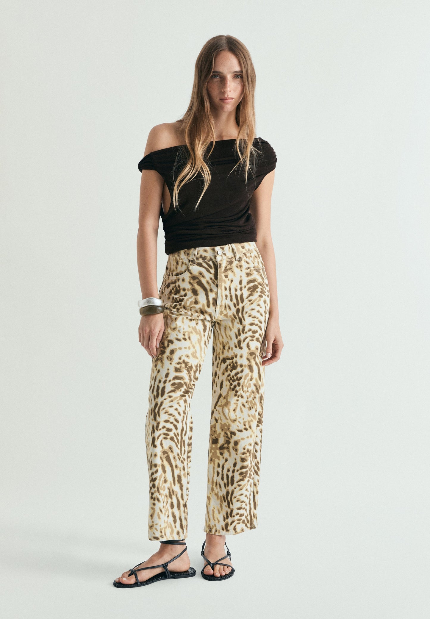 CALÇAS DENIM COM ESTAMPADO ANIMAL