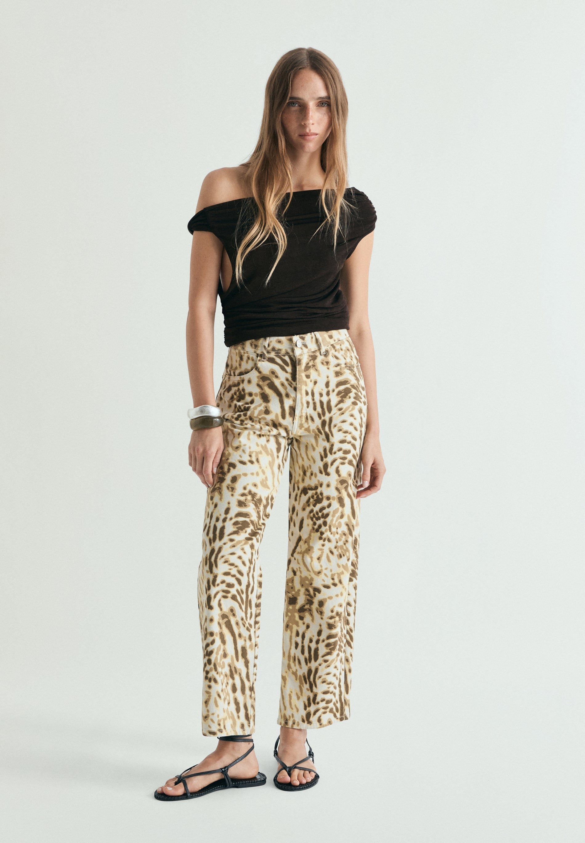 CALÇAS DENIM COM ESTAMPADO ANIMAL