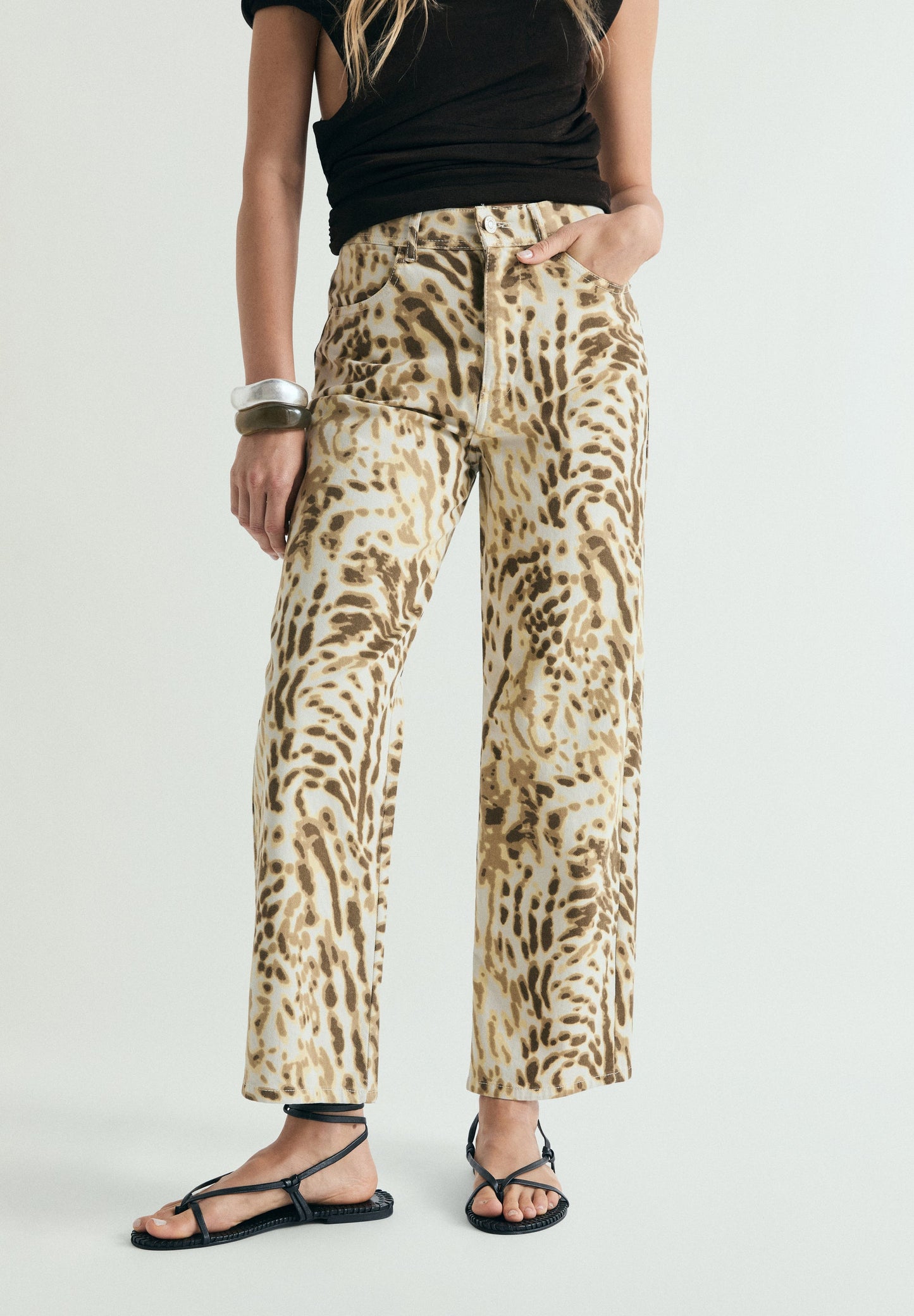 CALÇAS DENIM COM ESTAMPADO ANIMAL