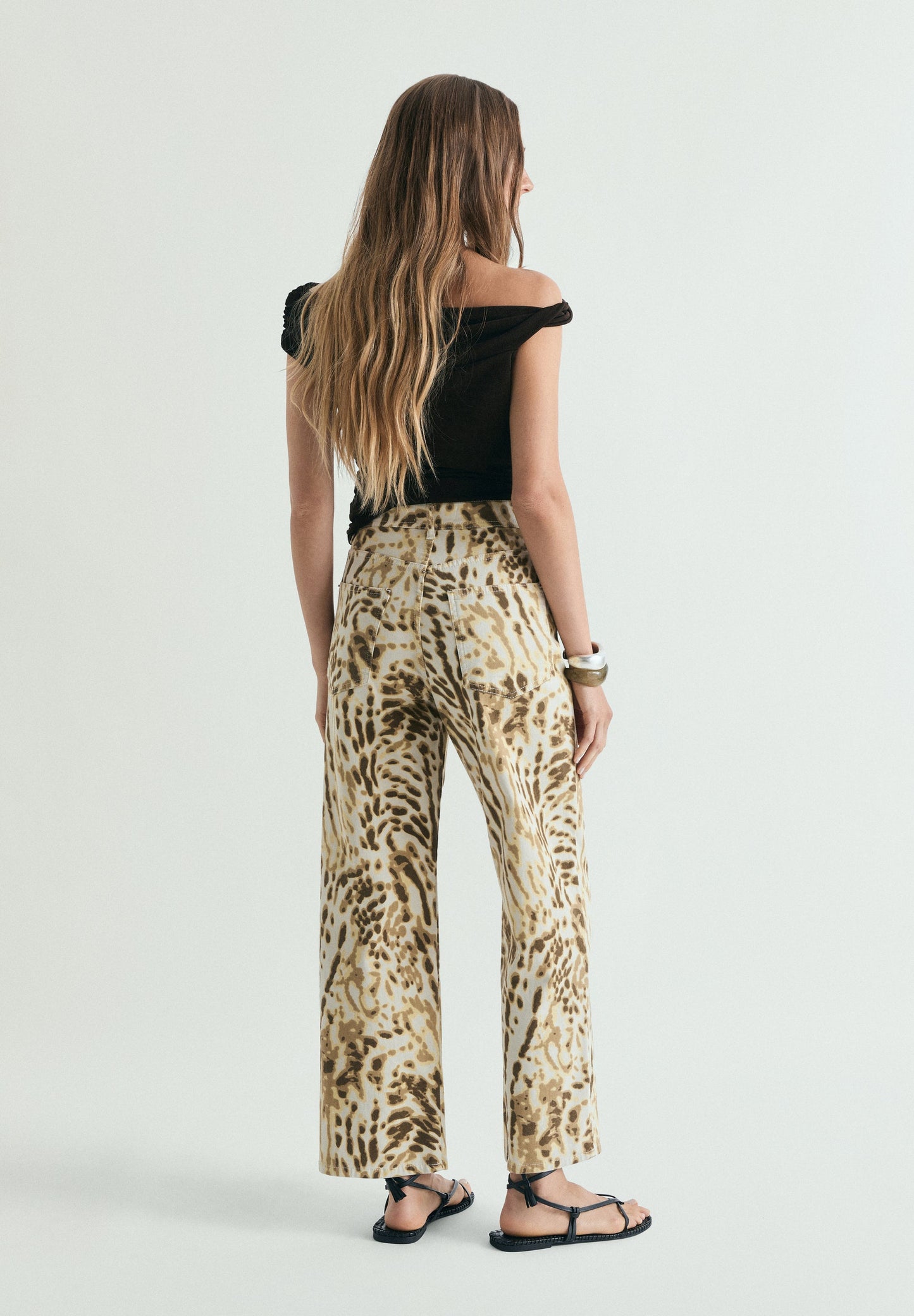 CALÇAS DENIM COM ESTAMPADO ANIMAL