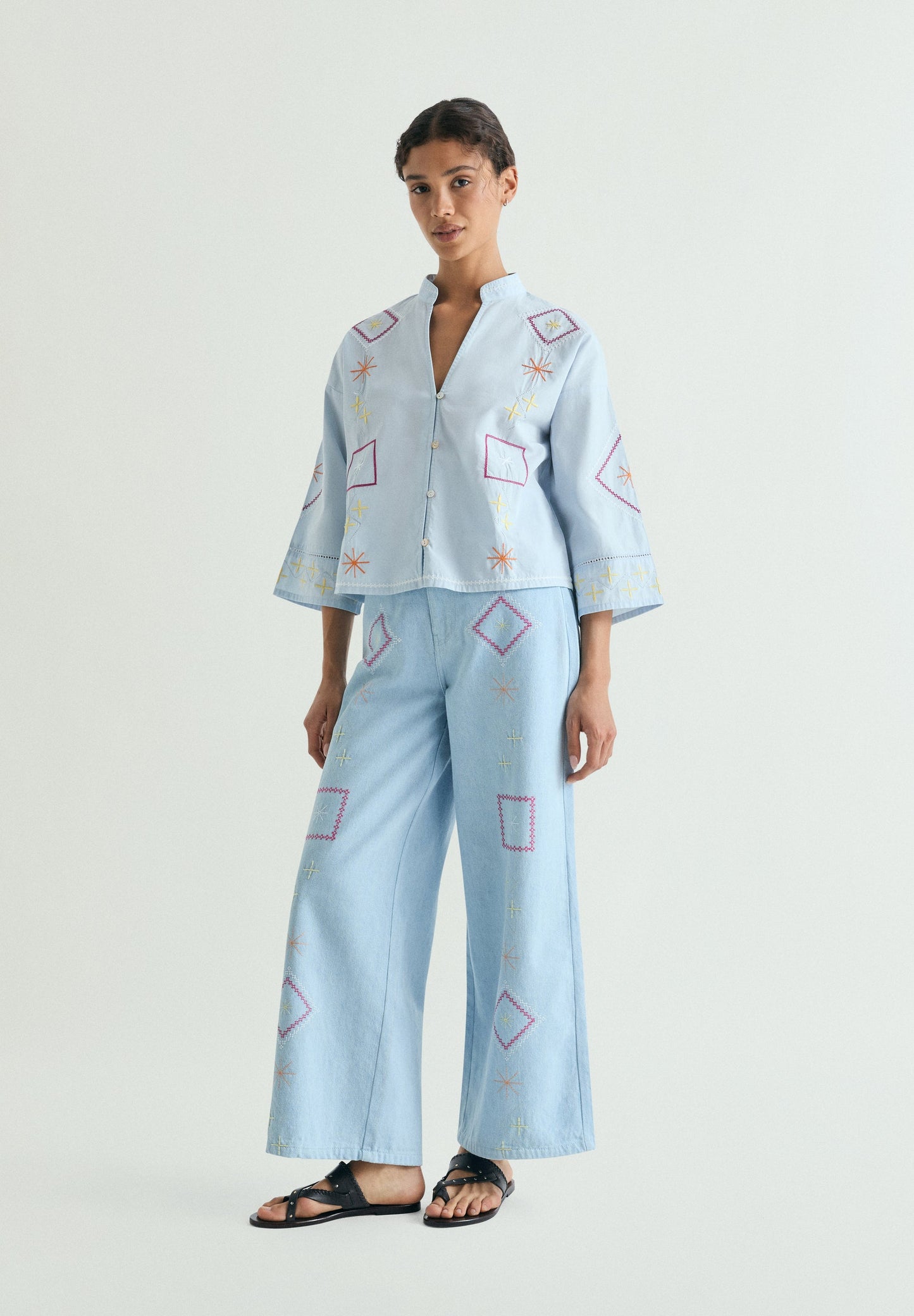 CALÇAS DENIM WIDE LEG COM BORDADOS