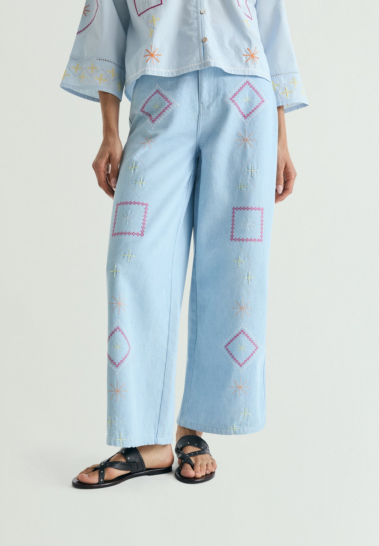 CALÇAS DENIM WIDE LEG COM BORDADOS