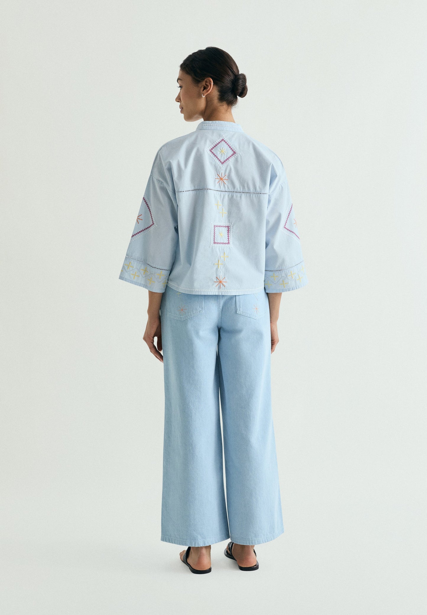 CALÇAS DENIM WIDE LEG COM BORDADOS