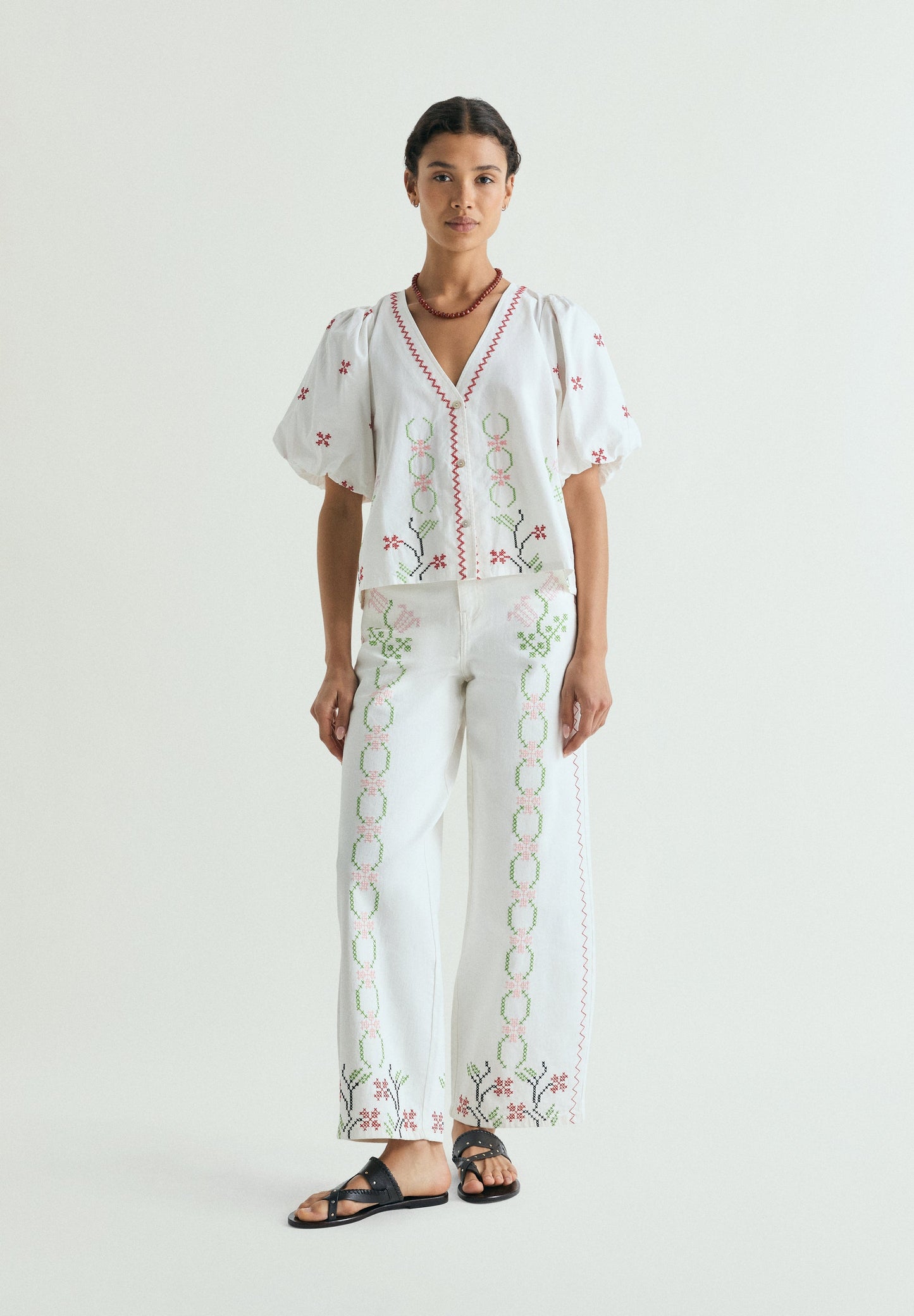 JEANS WIDE LEG COM BORDADOS FLORAIS