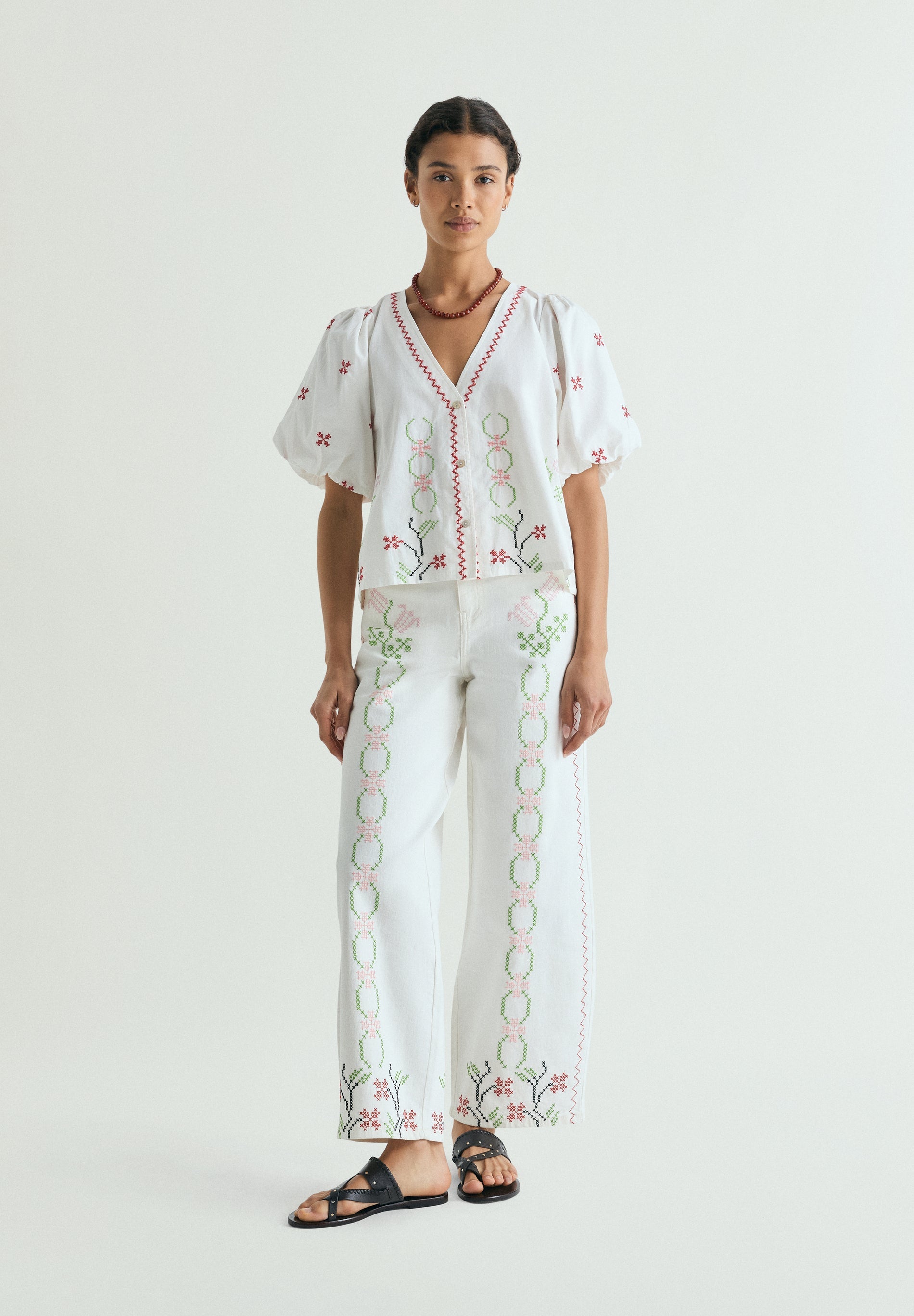 JEANS WIDE LEG COM BORDADOS FLORAIS