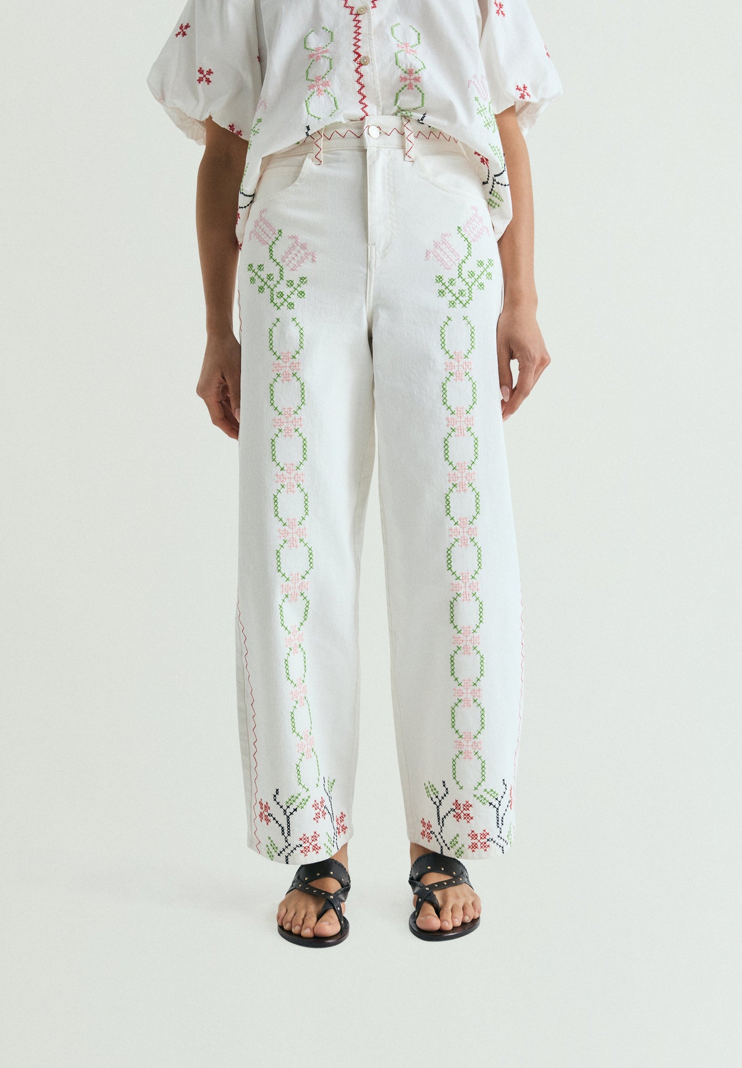 JEANS WIDE LEG COM BORDADOS FLORAIS