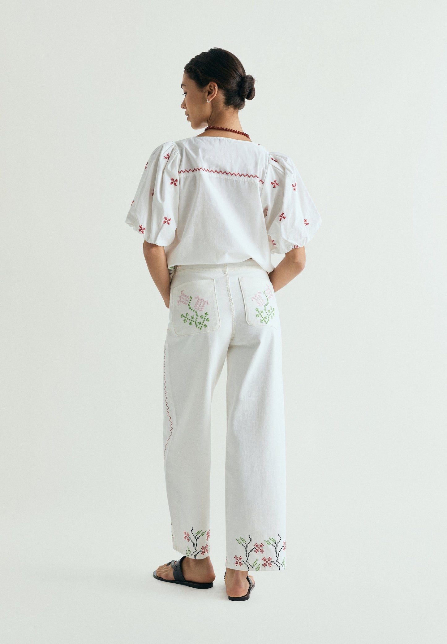JEANS WIDE LEG COM BORDADOS FLORAIS