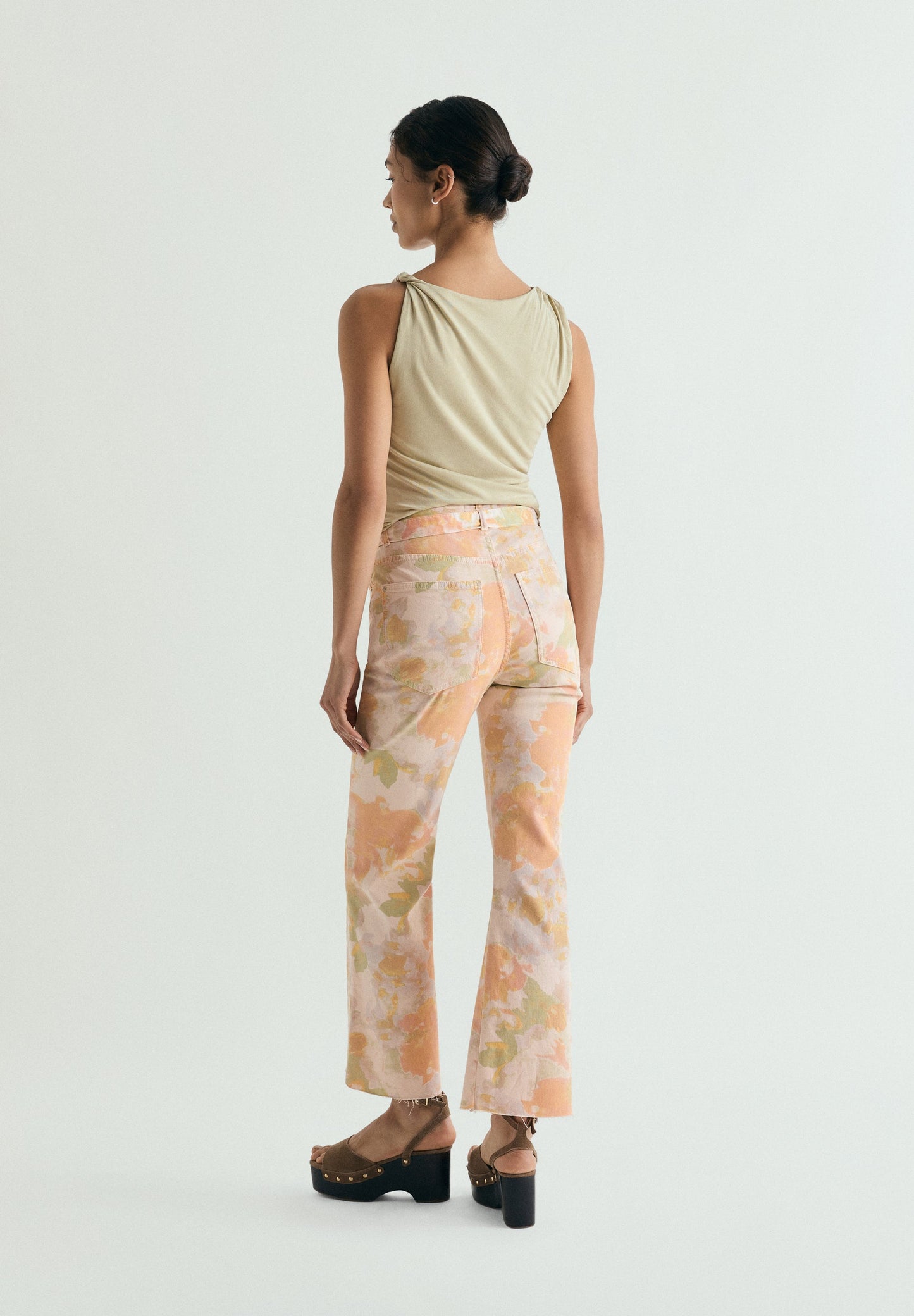 JEANS BOCA DE SINO PADRÃO FLORAL