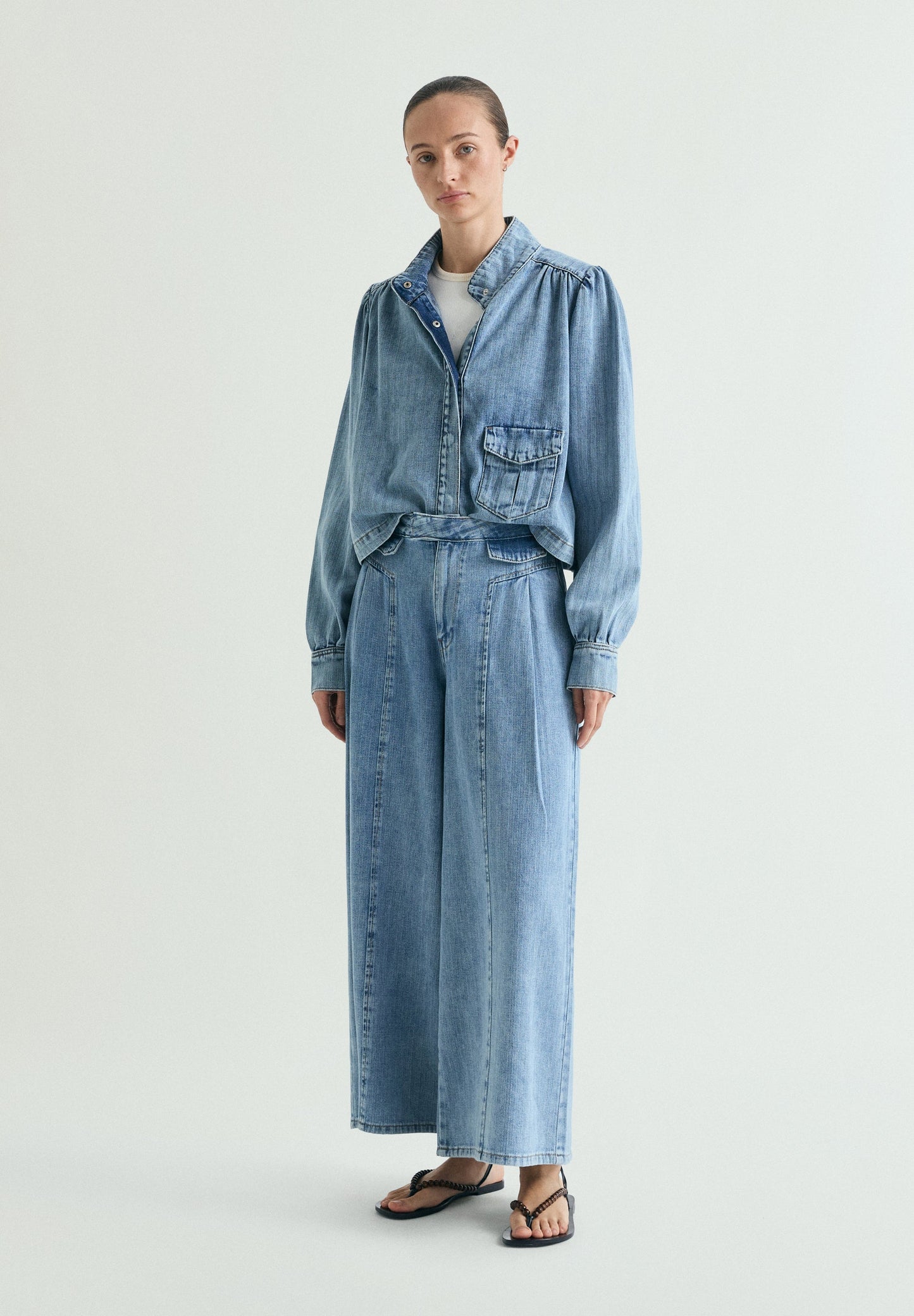 JEANS WIDE LEG COM EFEITO DESBOTADO