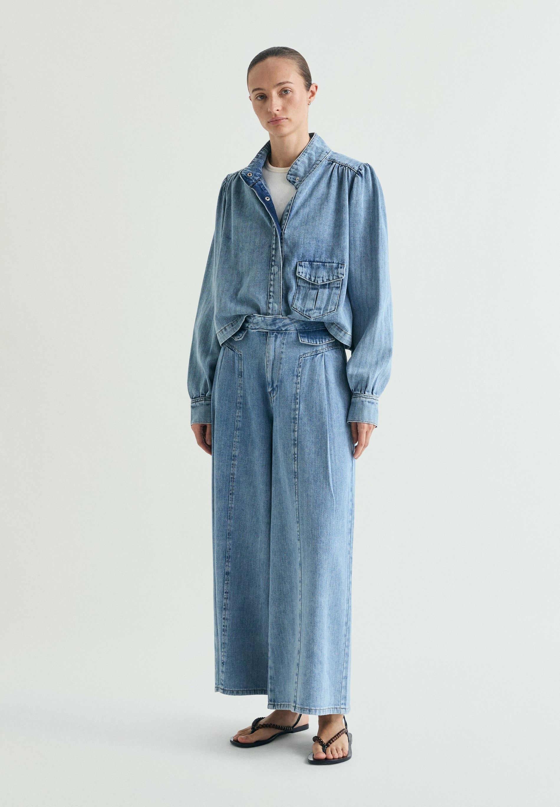 JEANS WIDE LEG COM EFEITO DESBOTADO
