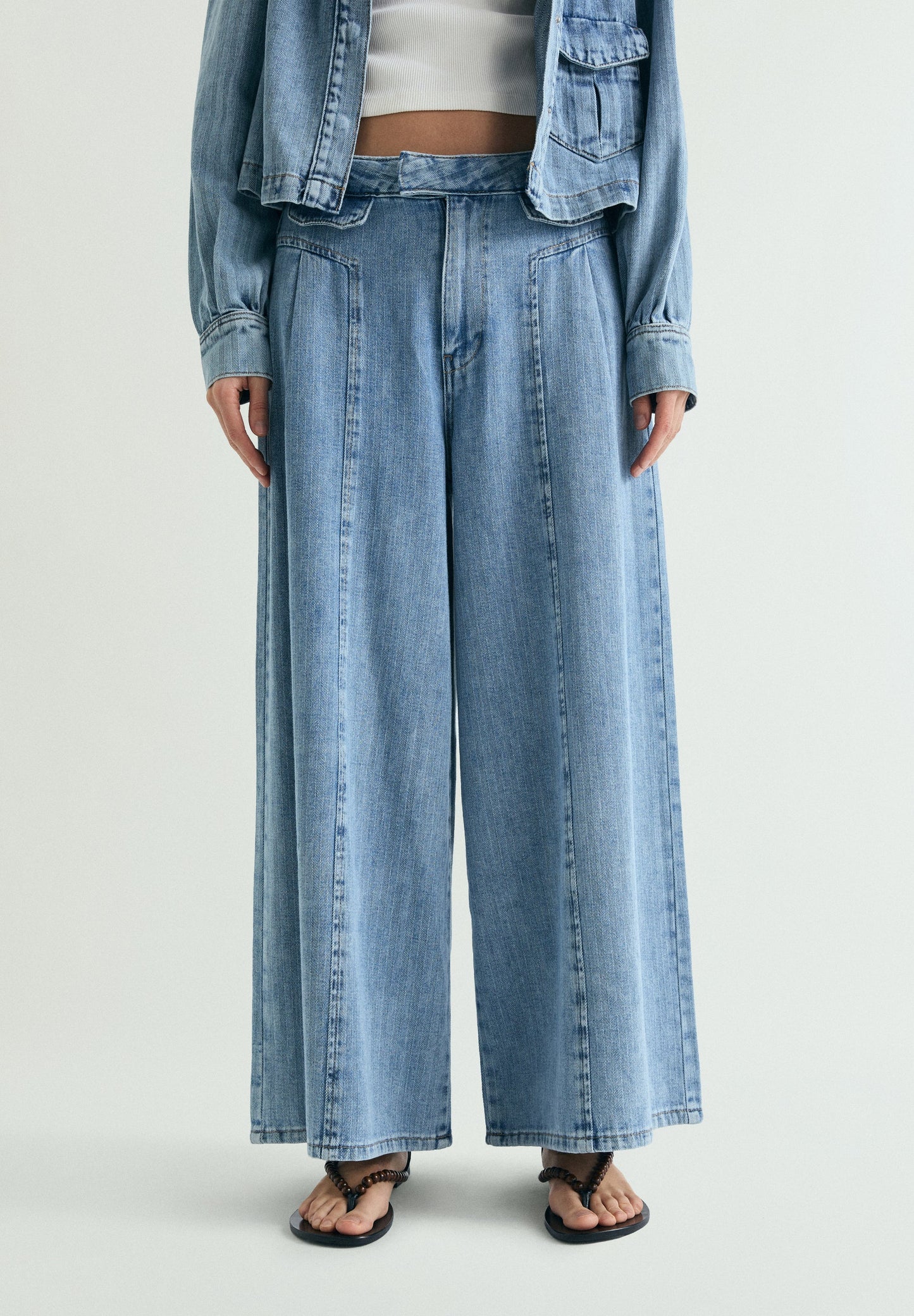 JEANS WIDE LEG COM EFEITO DESBOTADO