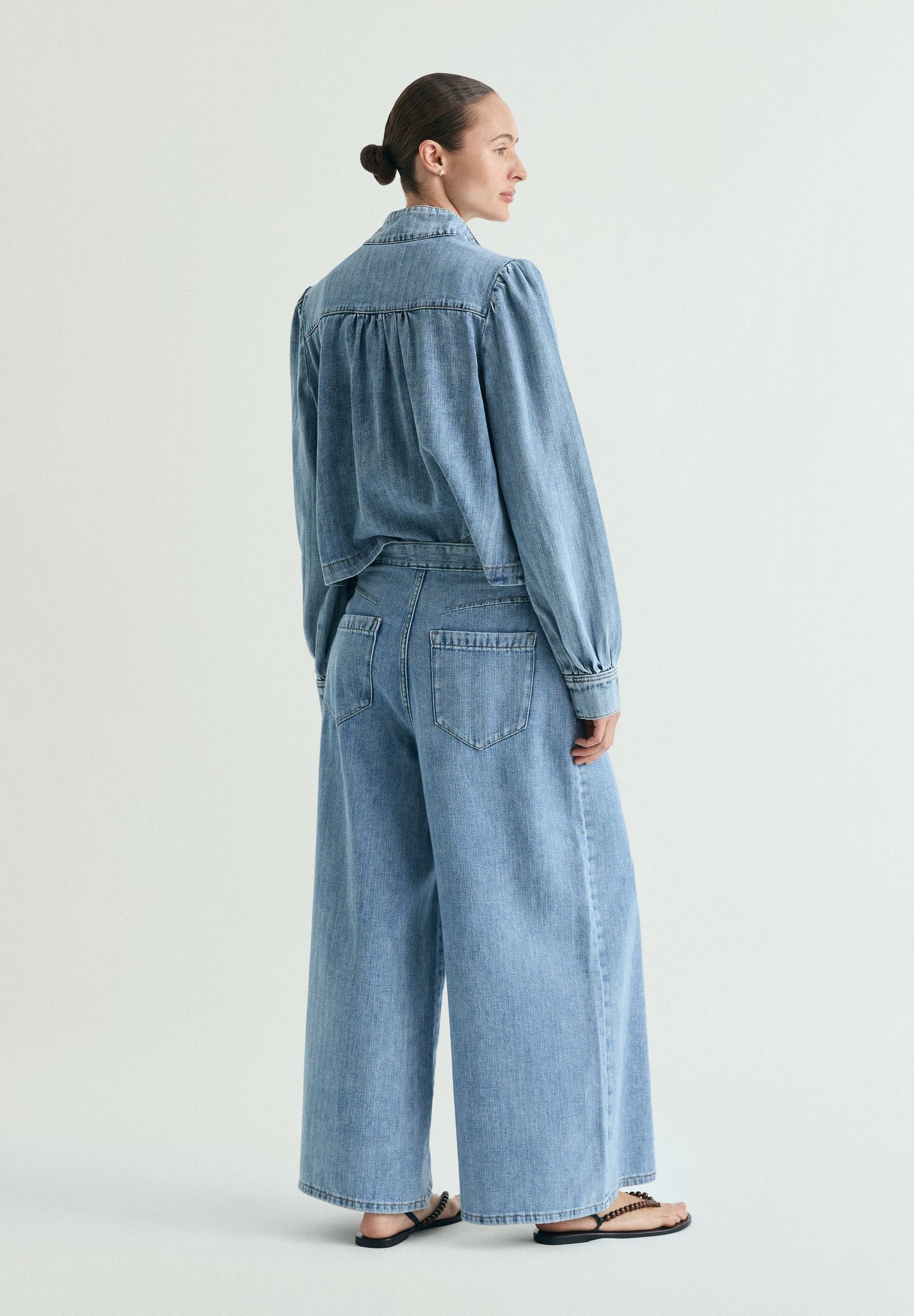 JEANS WIDE LEG COM EFEITO DESBOTADO