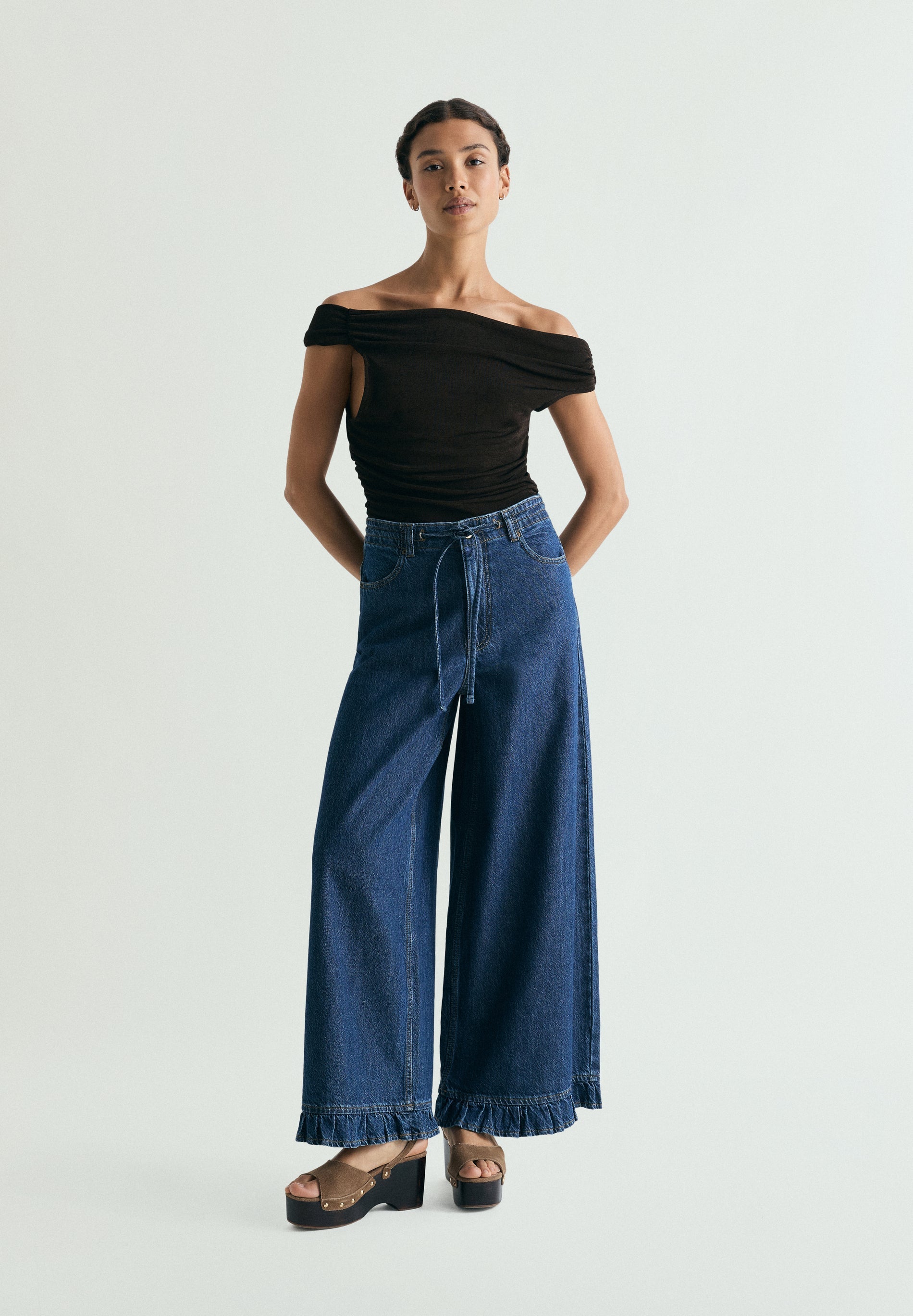 JEANS WIDE LEG COM PORMENOR DE FOLHO