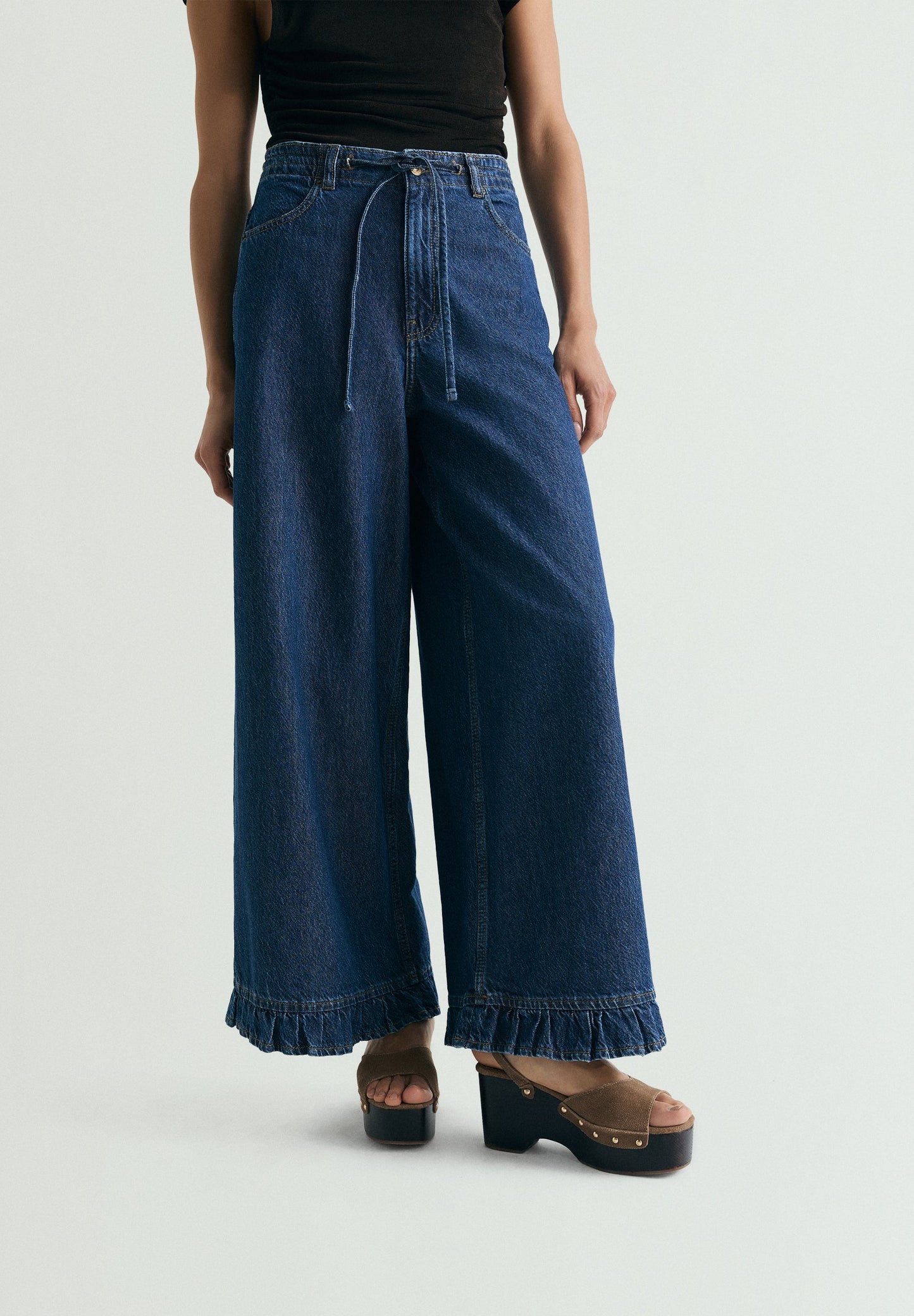 JEANS WIDE LEG COM PORMENOR DE FOLHO