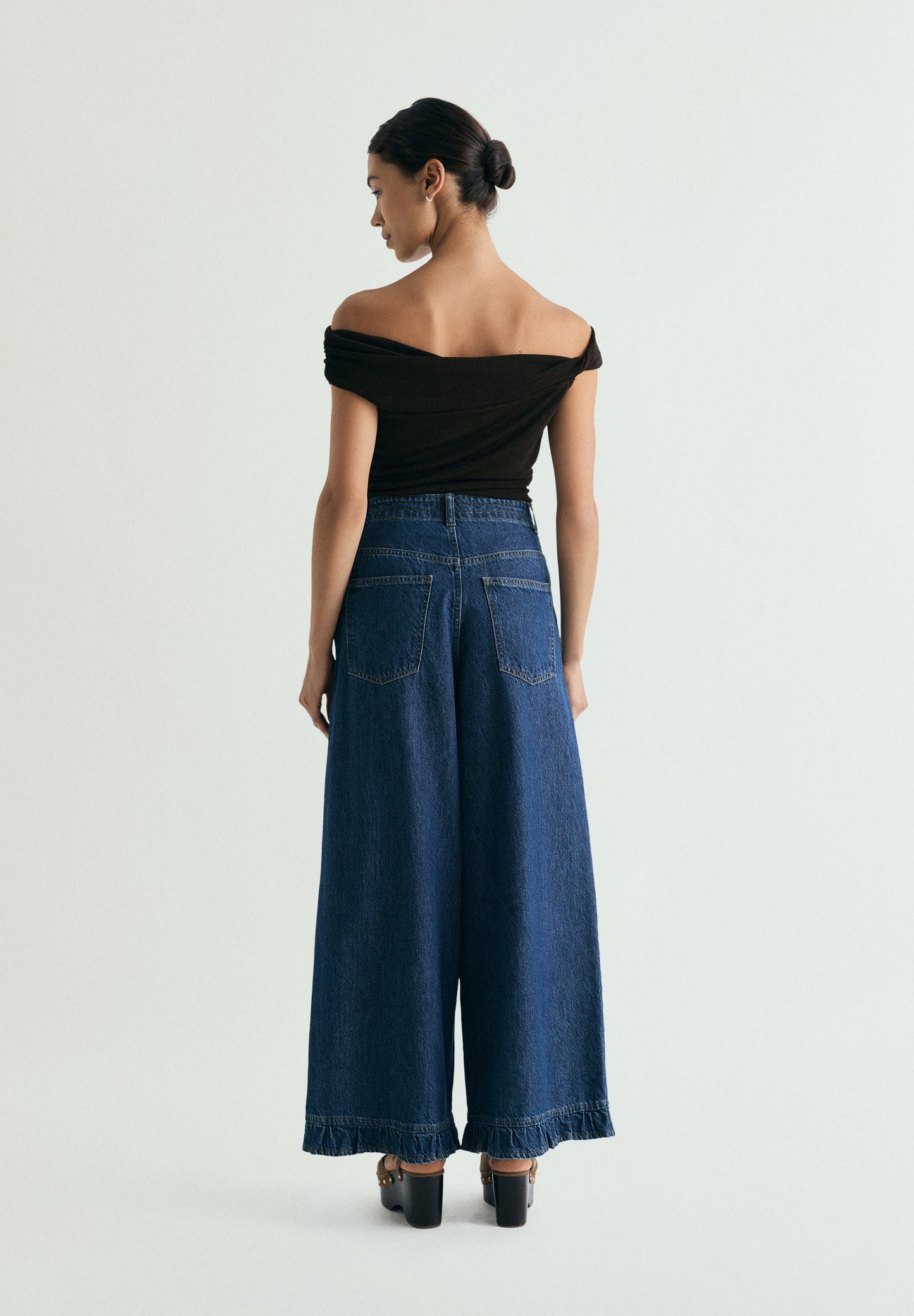 JEANS WIDE LEG COM PORMENOR DE FOLHO