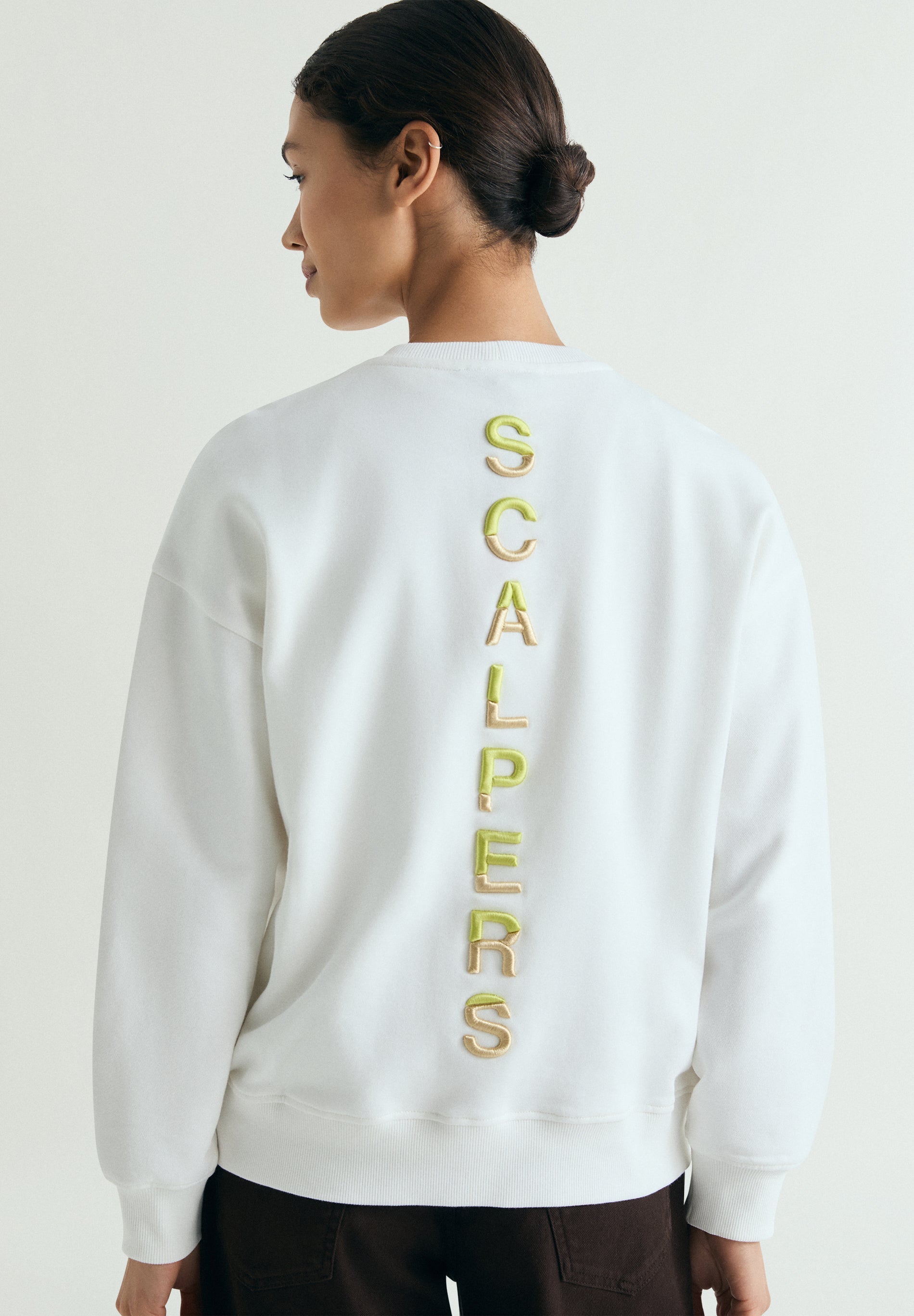 SWEATSHIRT COM BORDADO ATRÁS