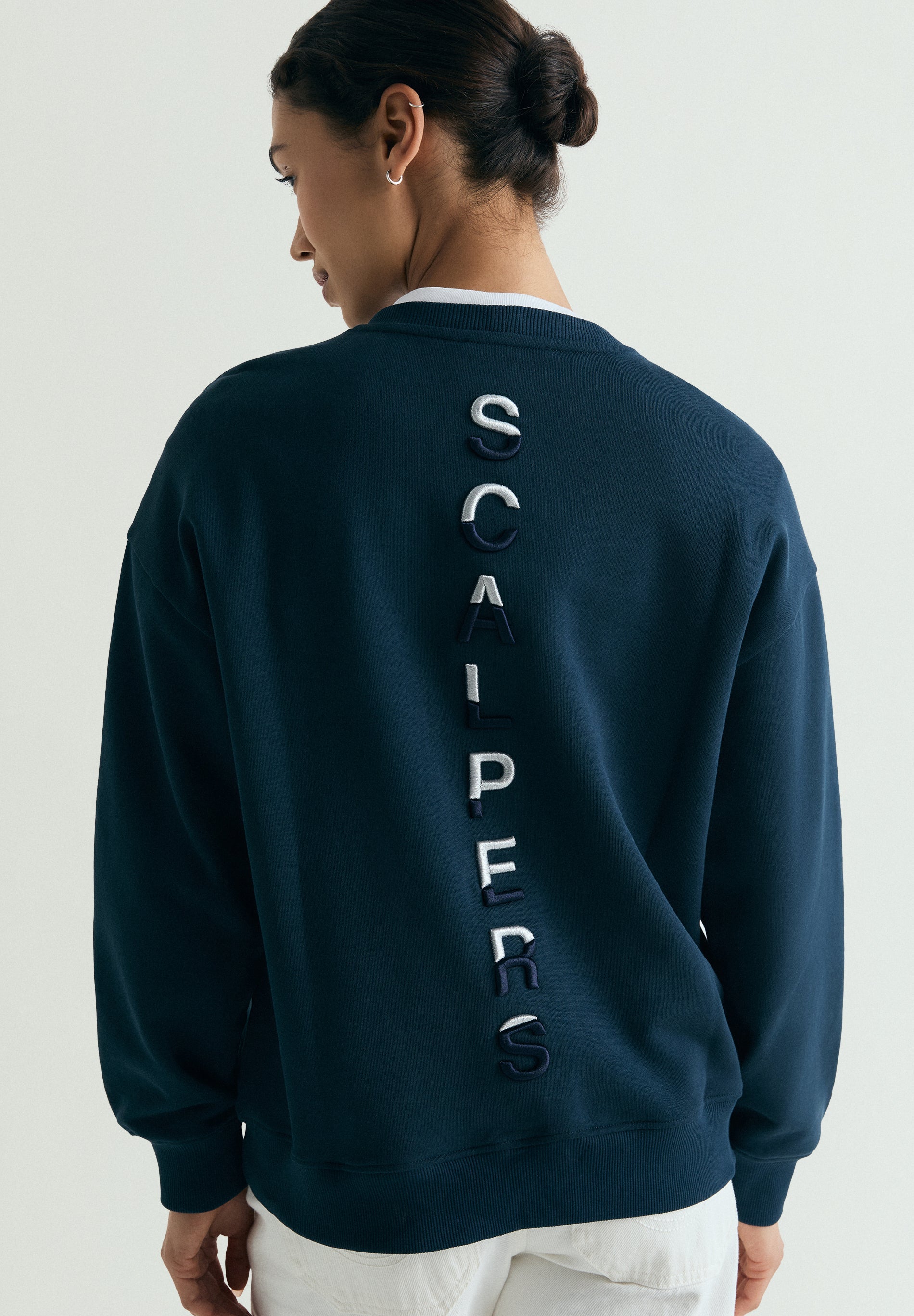SWEATSHIRT COM BORDADO ATRÁS