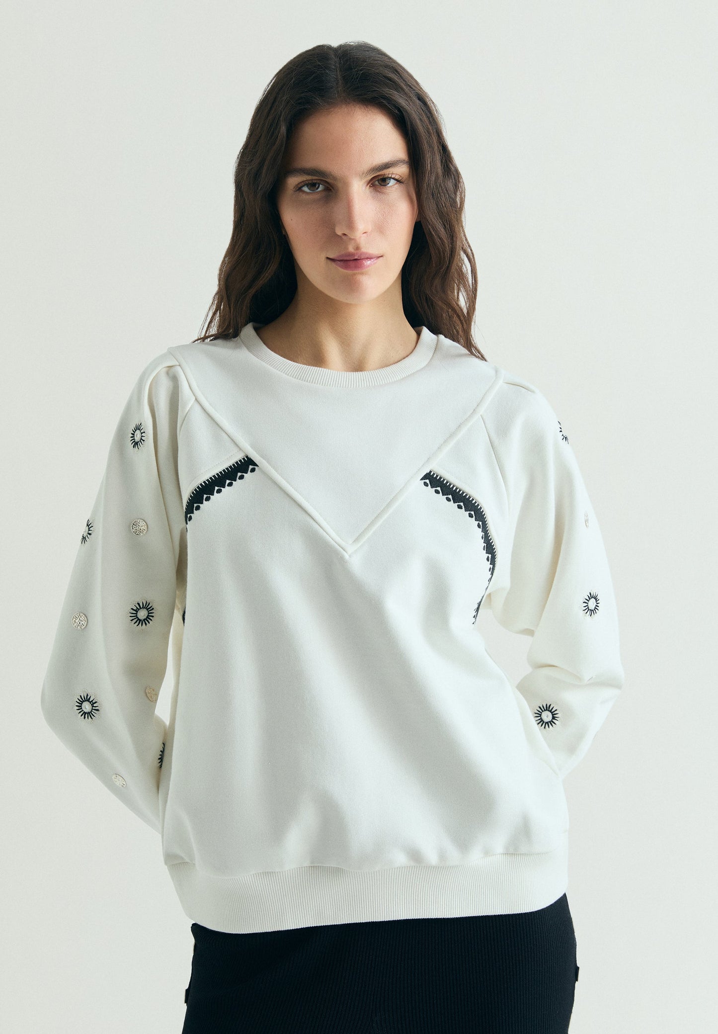 SWEATSHIRT BORDADA COM APLIQUES