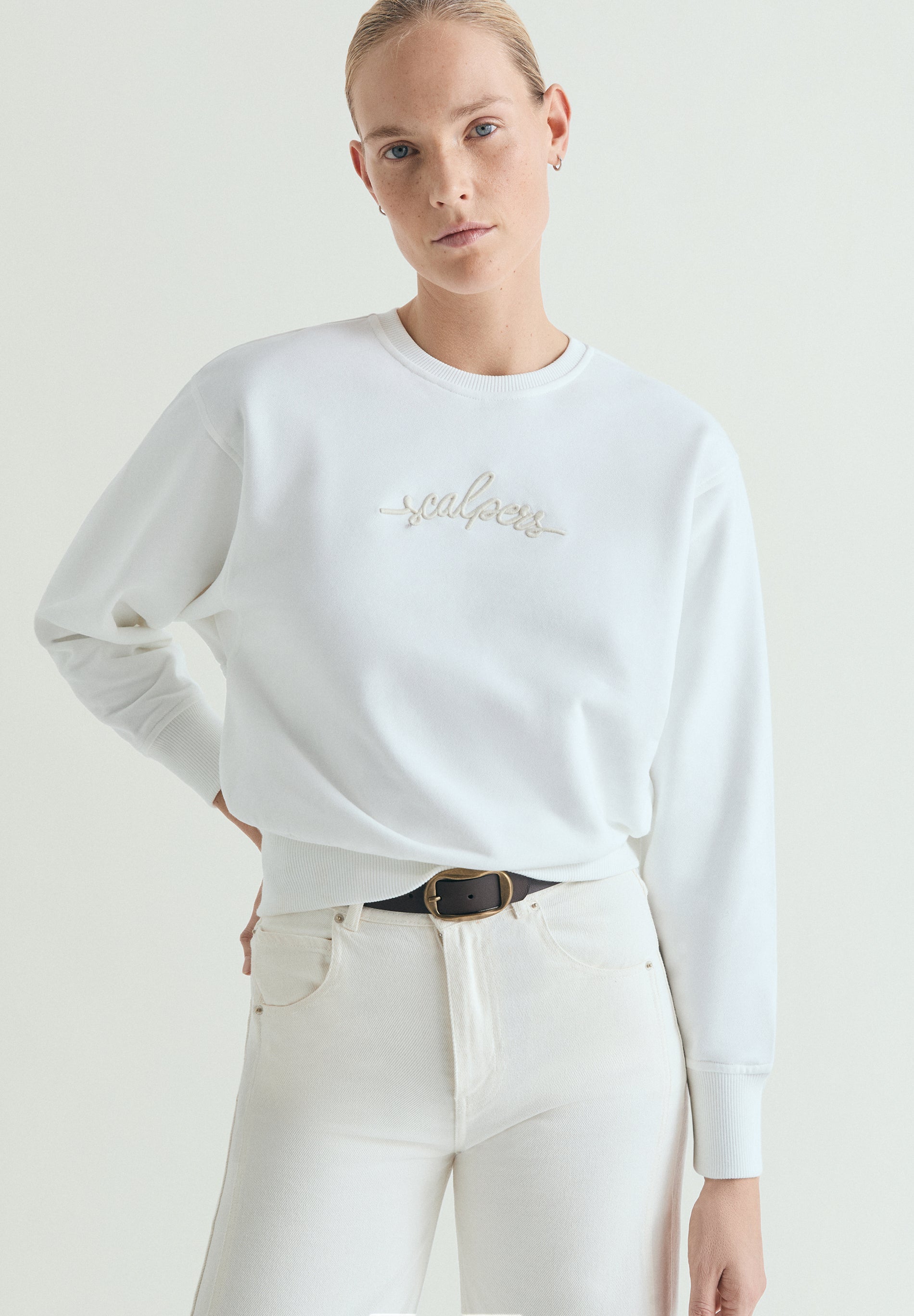 SWEATSHIRT PORMENORES BORDADOS