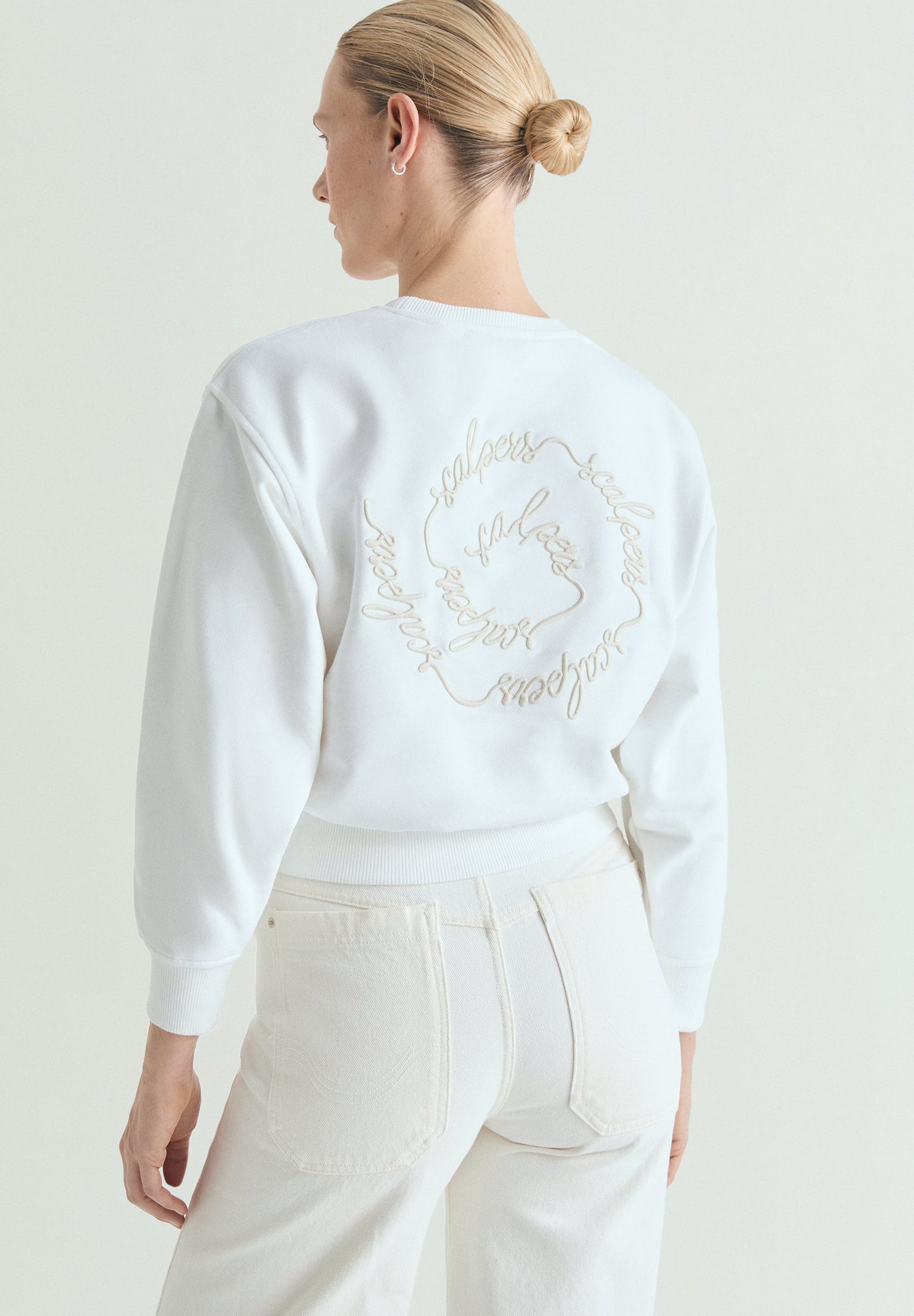 SWEATSHIRT PORMENORES BORDADOS