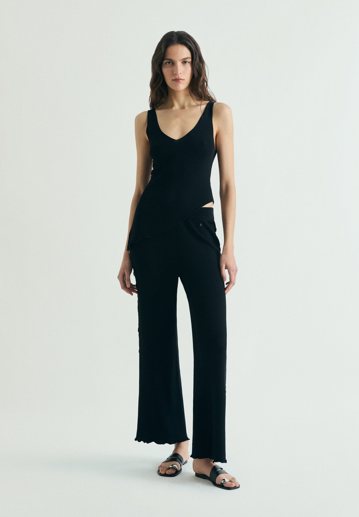 TOP ASSIMÉTRICO DE MALHA COM APLIQUES