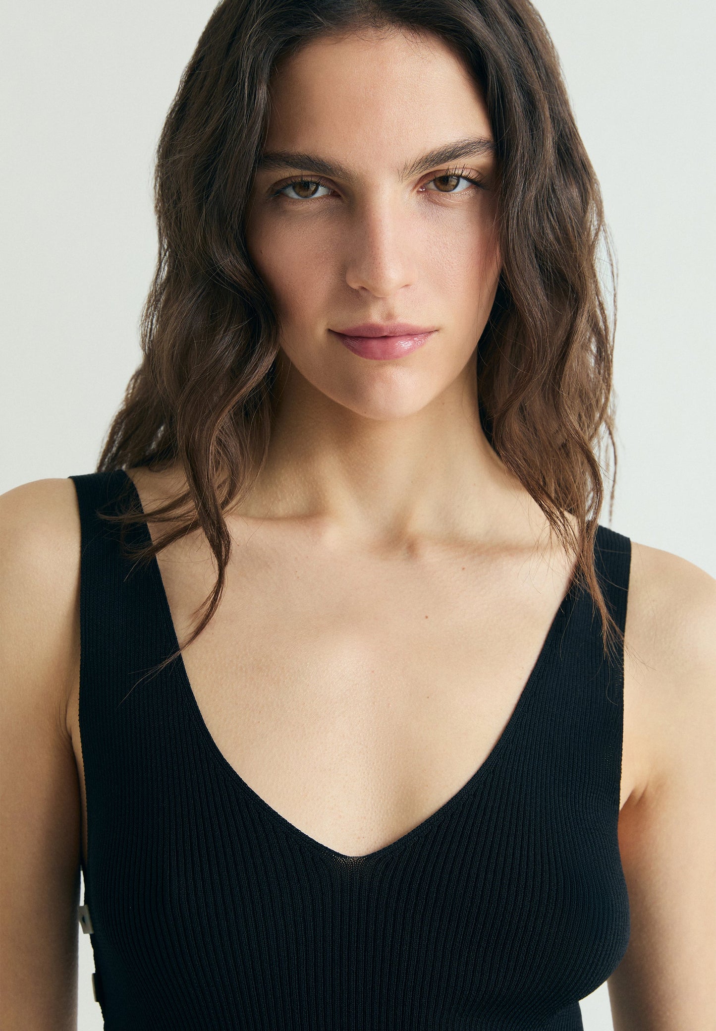 TOP ASSIMÉTRICO DE MALHA COM APLIQUES