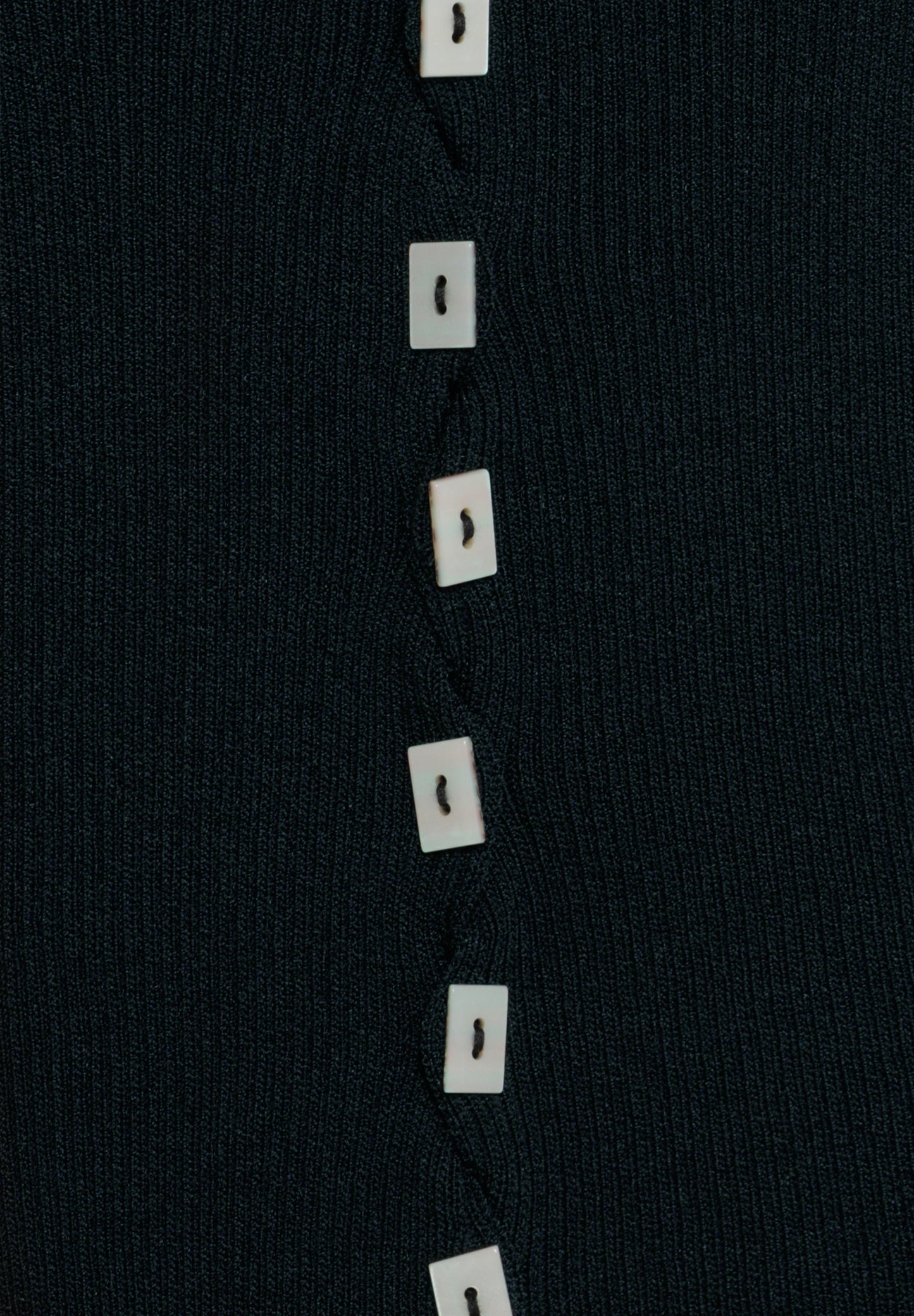 TOP ASSIMÉTRICO DE MALHA COM APLIQUES