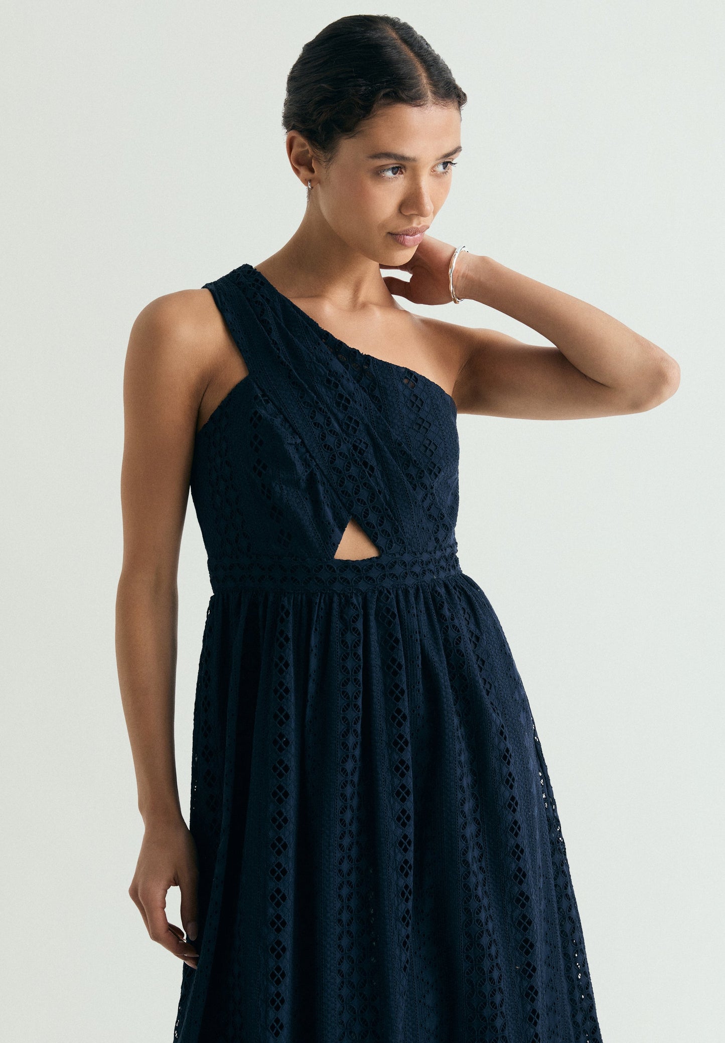 VESTIDO MIDI ASSIMÉTRICO BORDADO