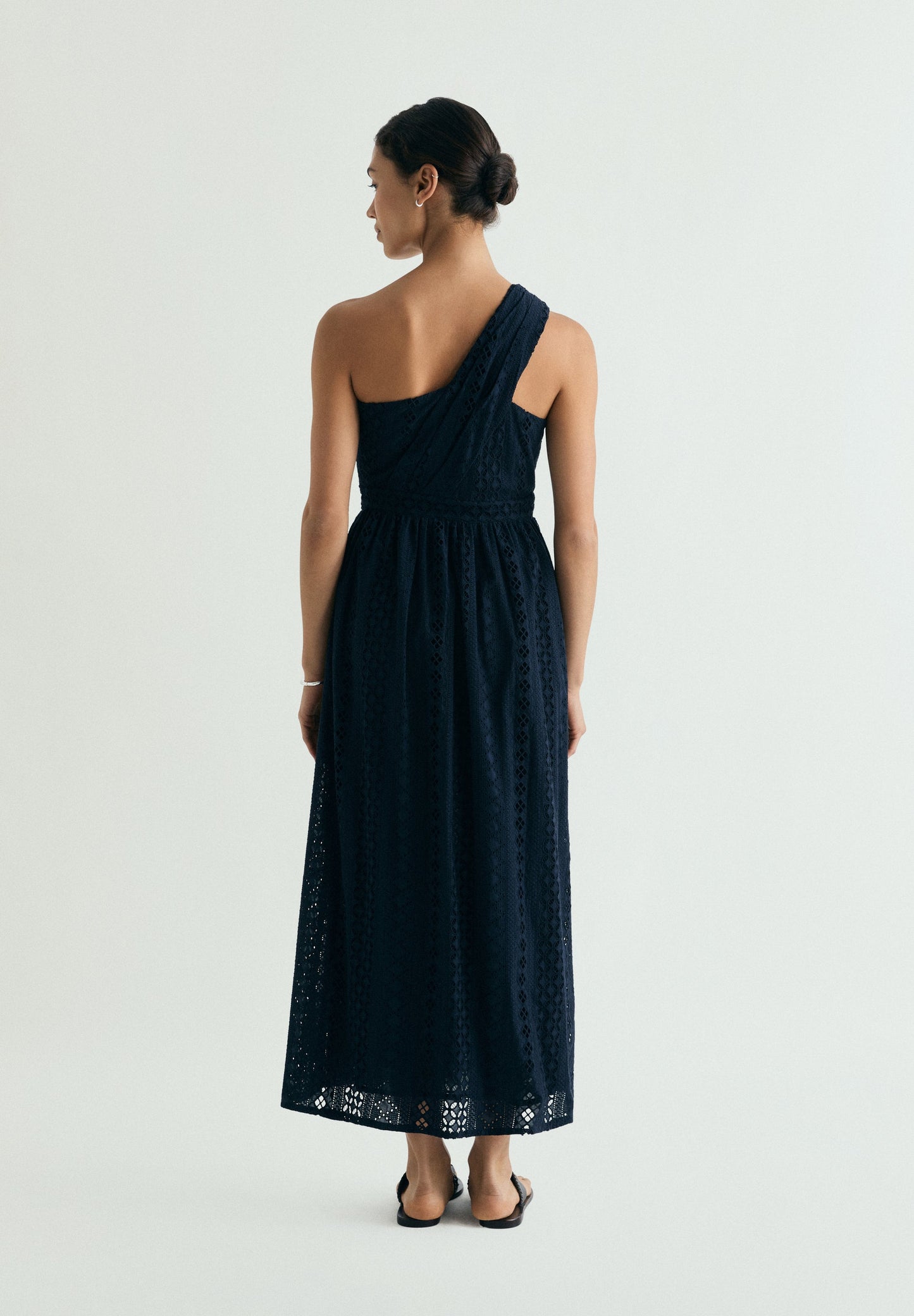 VESTIDO MIDI ASSIMÉTRICO BORDADO