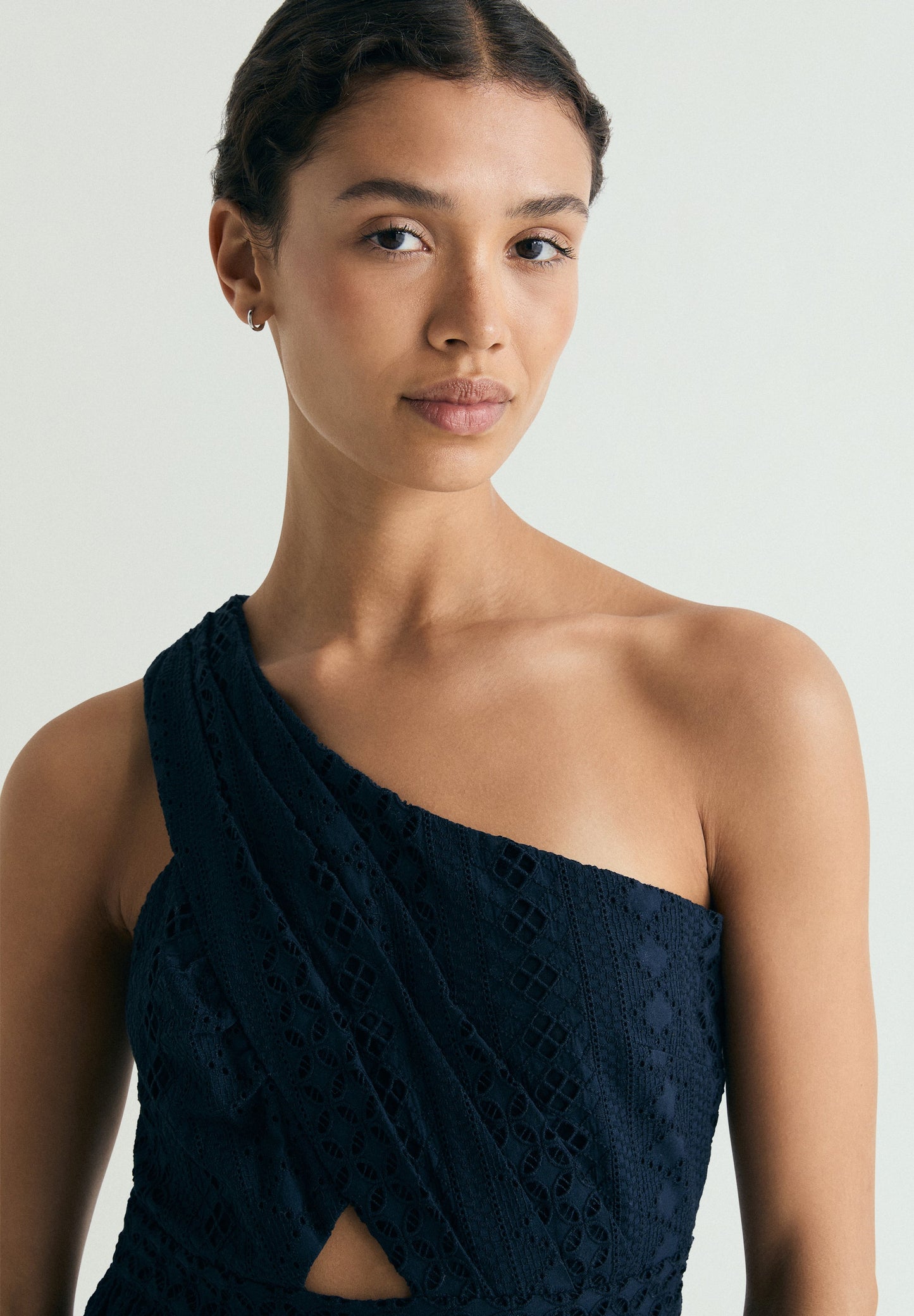 VESTIDO MIDI ASSIMÉTRICO BORDADO