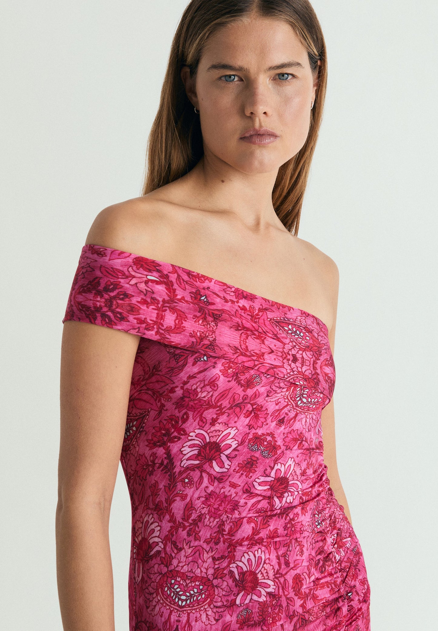 VESTIDO MIDI ASSIMÉTRICO COM PADRÃO