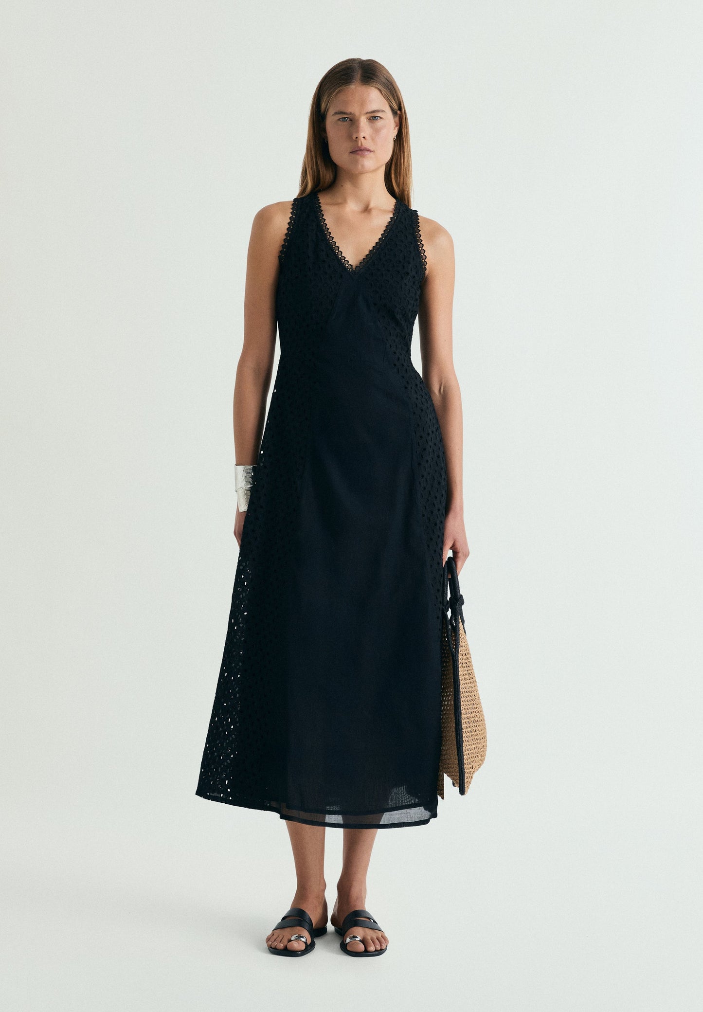 VESTIDO RENDILHADO COM BORDADOS