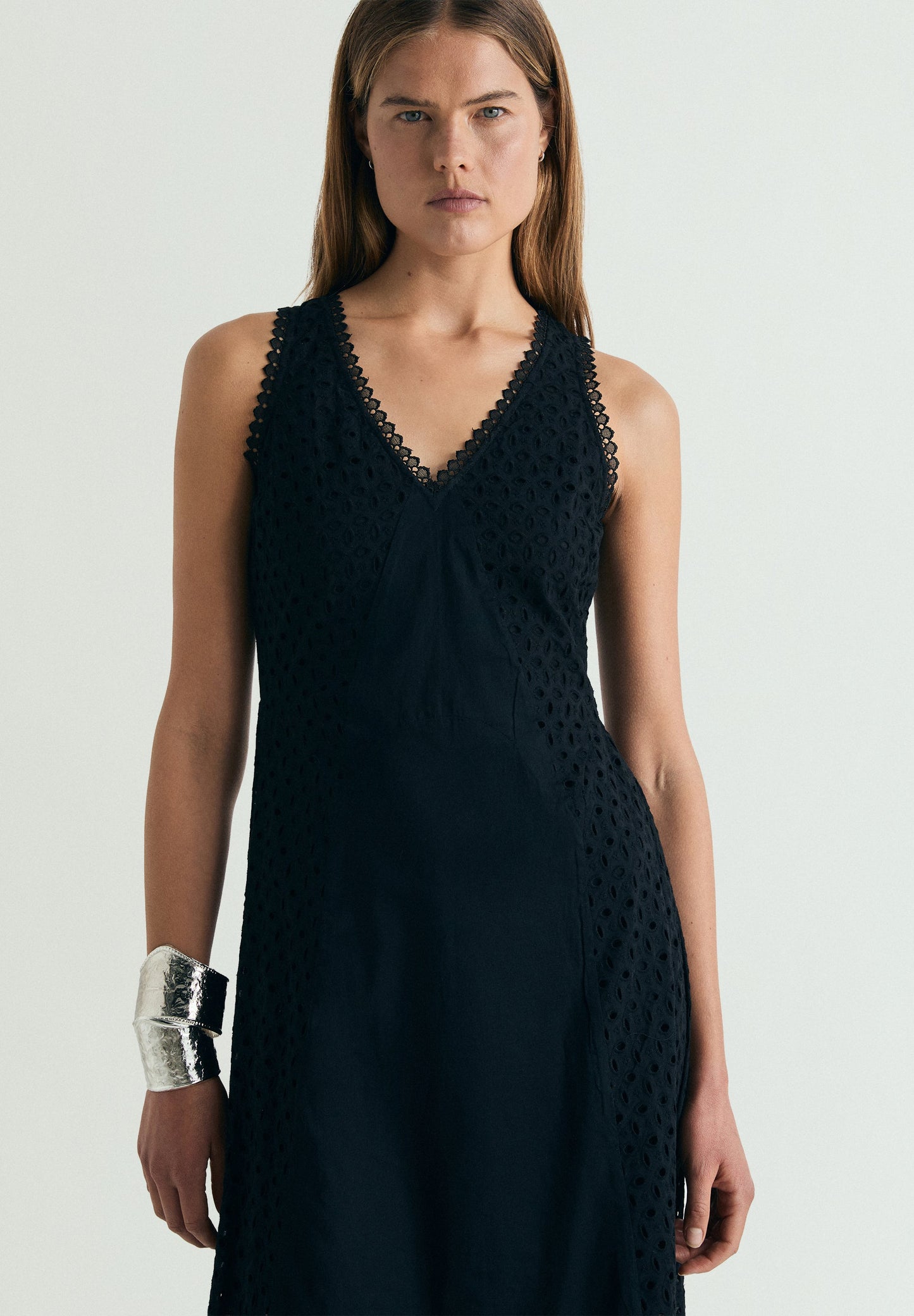 VESTIDO RENDILHADO COM BORDADOS