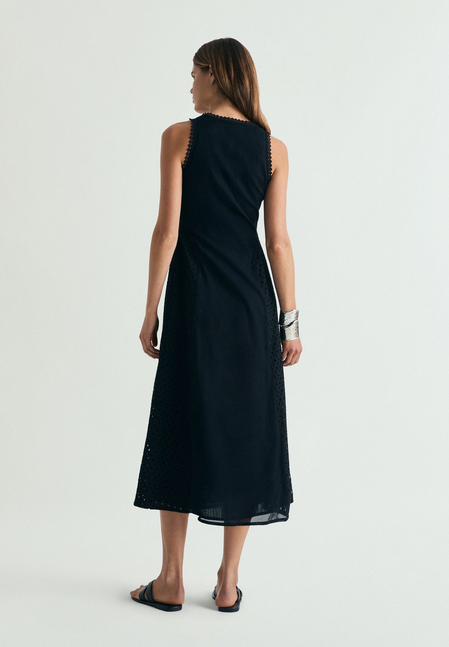 VESTIDO RENDILHADO COM BORDADOS