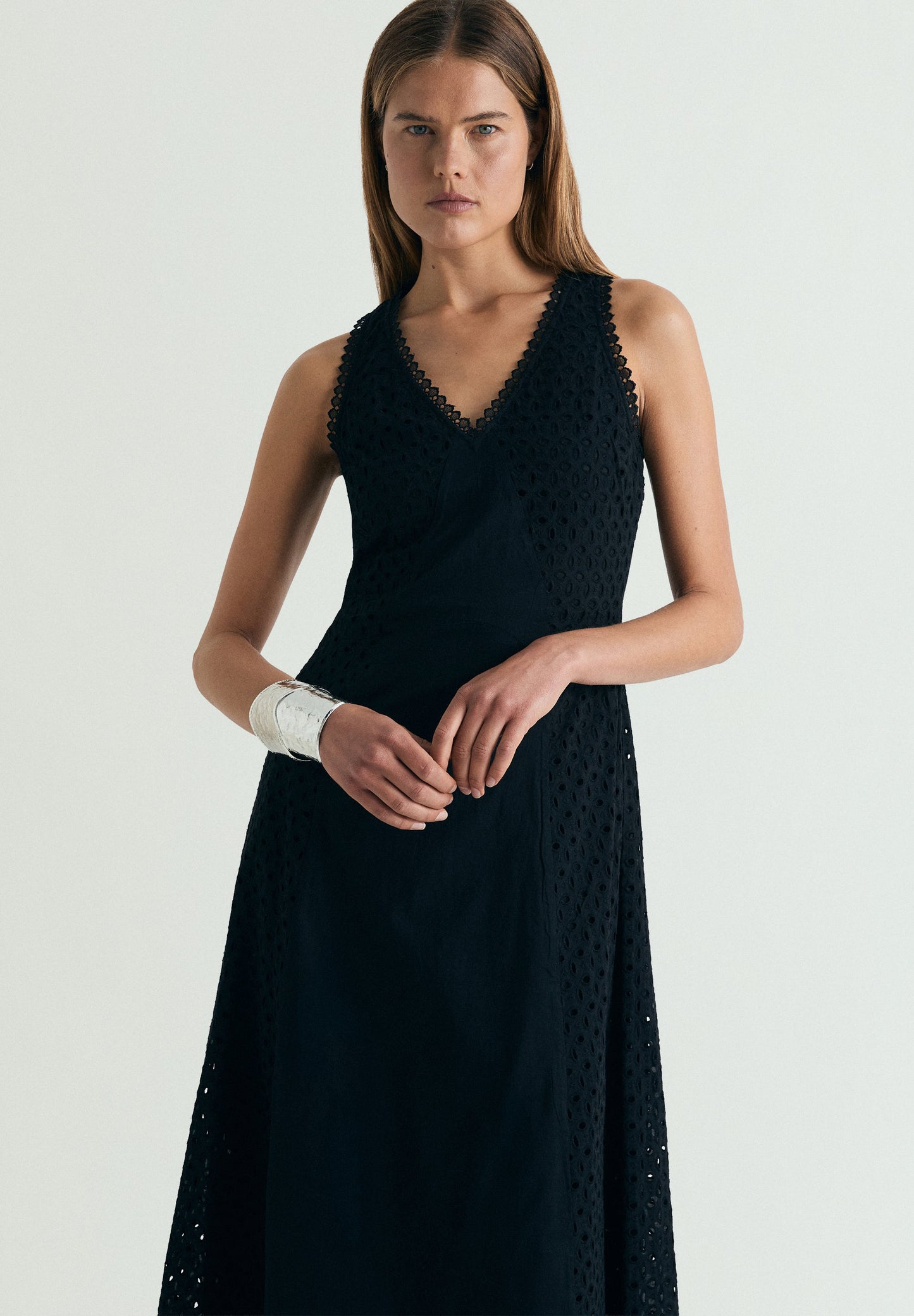 VESTIDO RENDILHADO COM BORDADOS