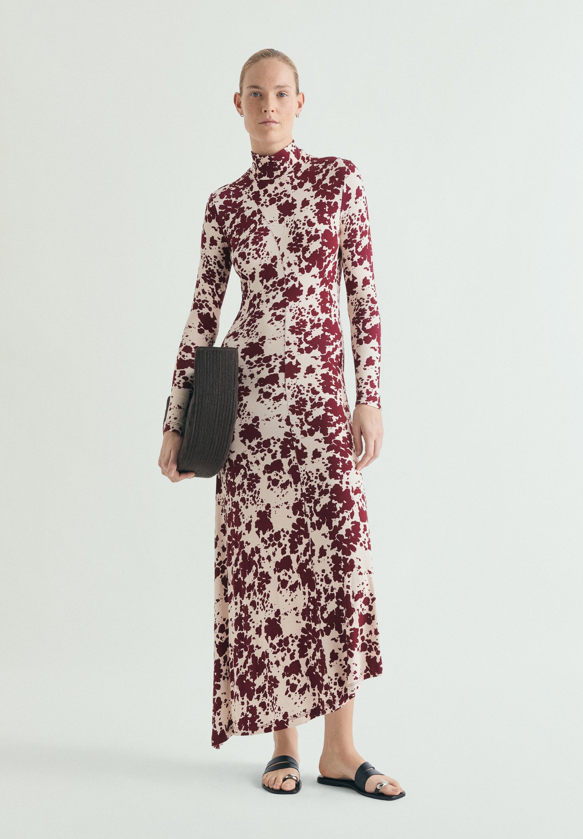 VESTIDO COM PADRÃO DE GOLA ALTA