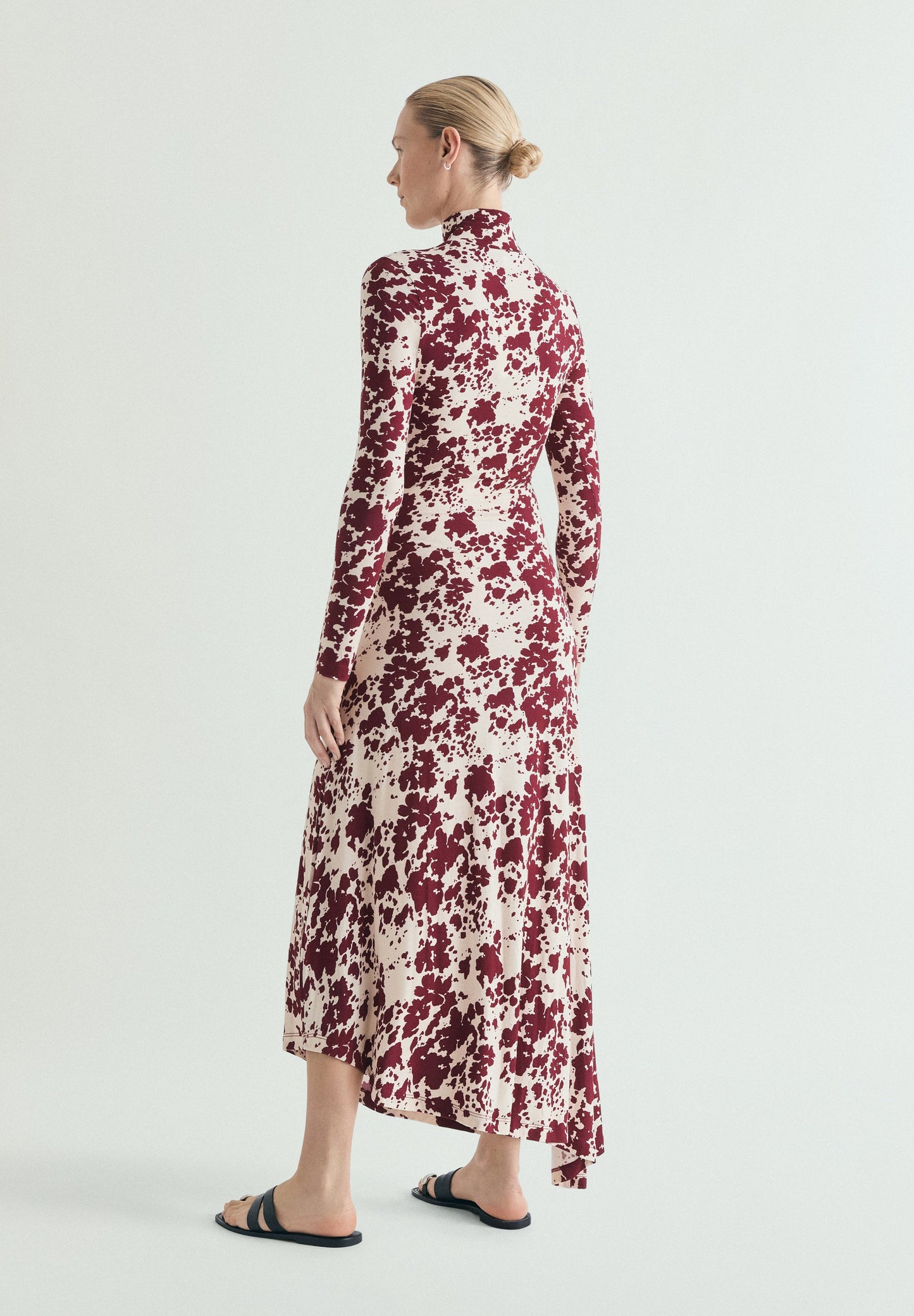 VESTIDO COM PADRÃO DE GOLA ALTA