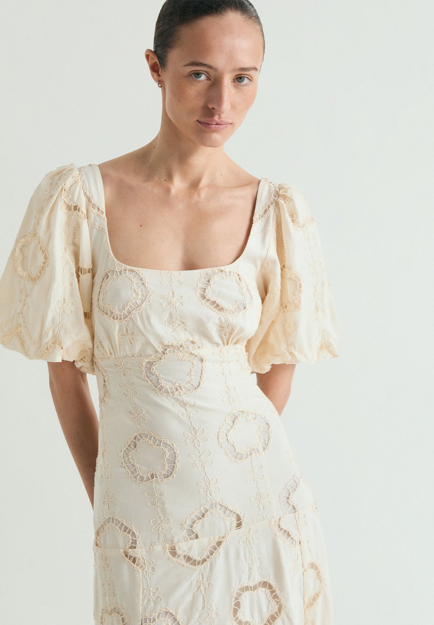 VESTIDO MIDI COM MANGAS ABALONADAS