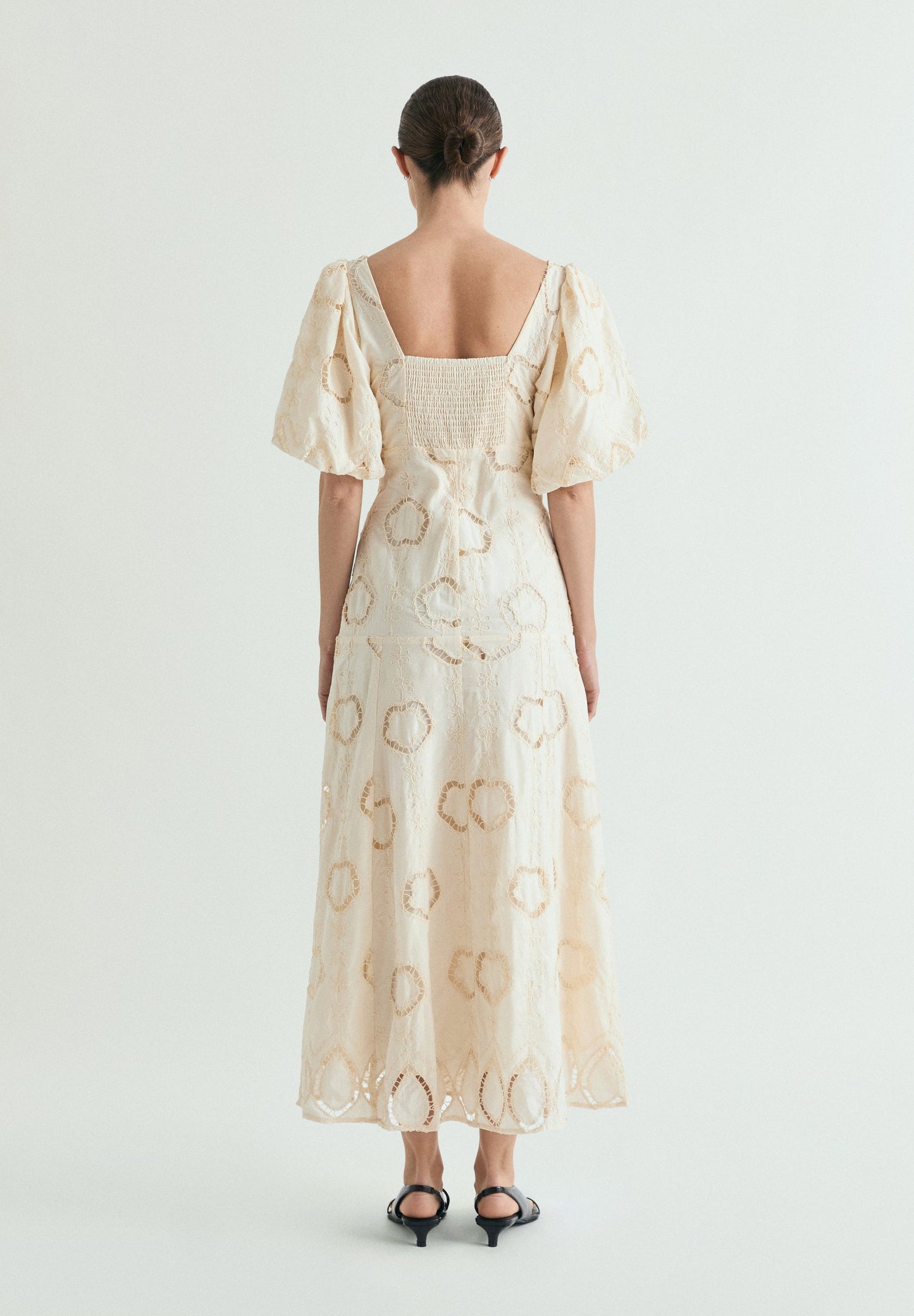 VESTIDO MIDI COM MANGAS ABALONADAS
