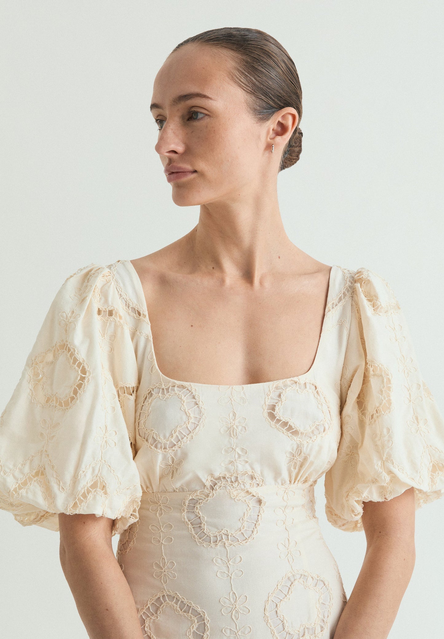 VESTIDO MIDI COM MANGAS ABALONADAS