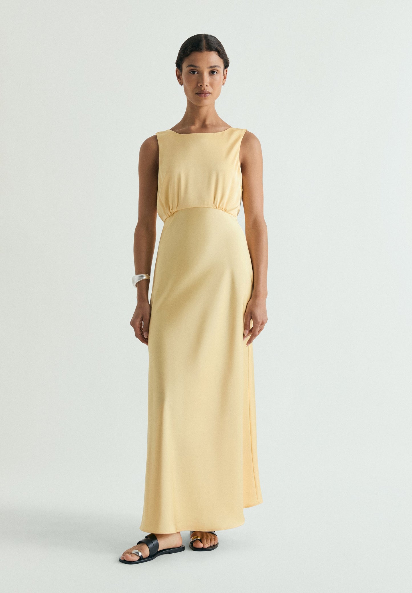 VESTIDO ACETINADO COM COSTAS DESCOBERTAS