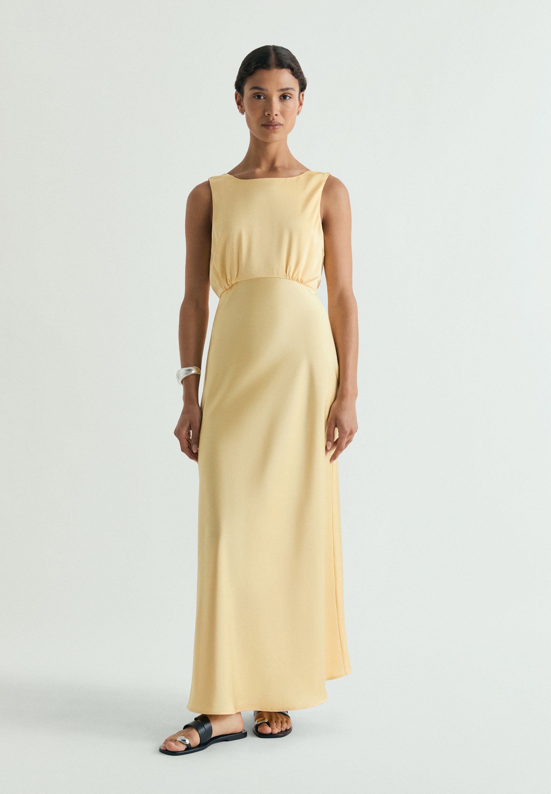 VESTIDO ACETINADO COM COSTAS DESCOBERTAS