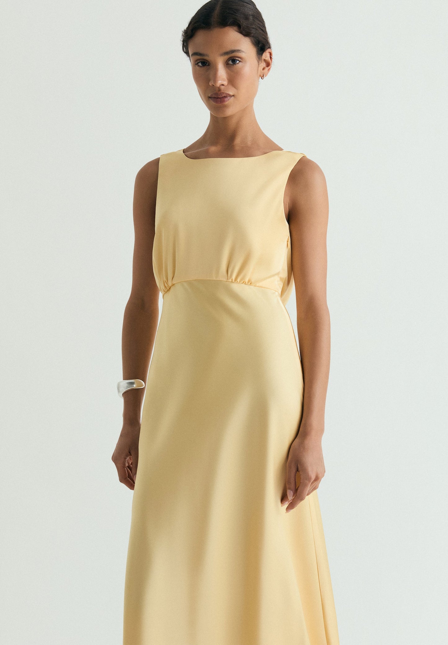 VESTIDO ACETINADO COM COSTAS DESCOBERTAS