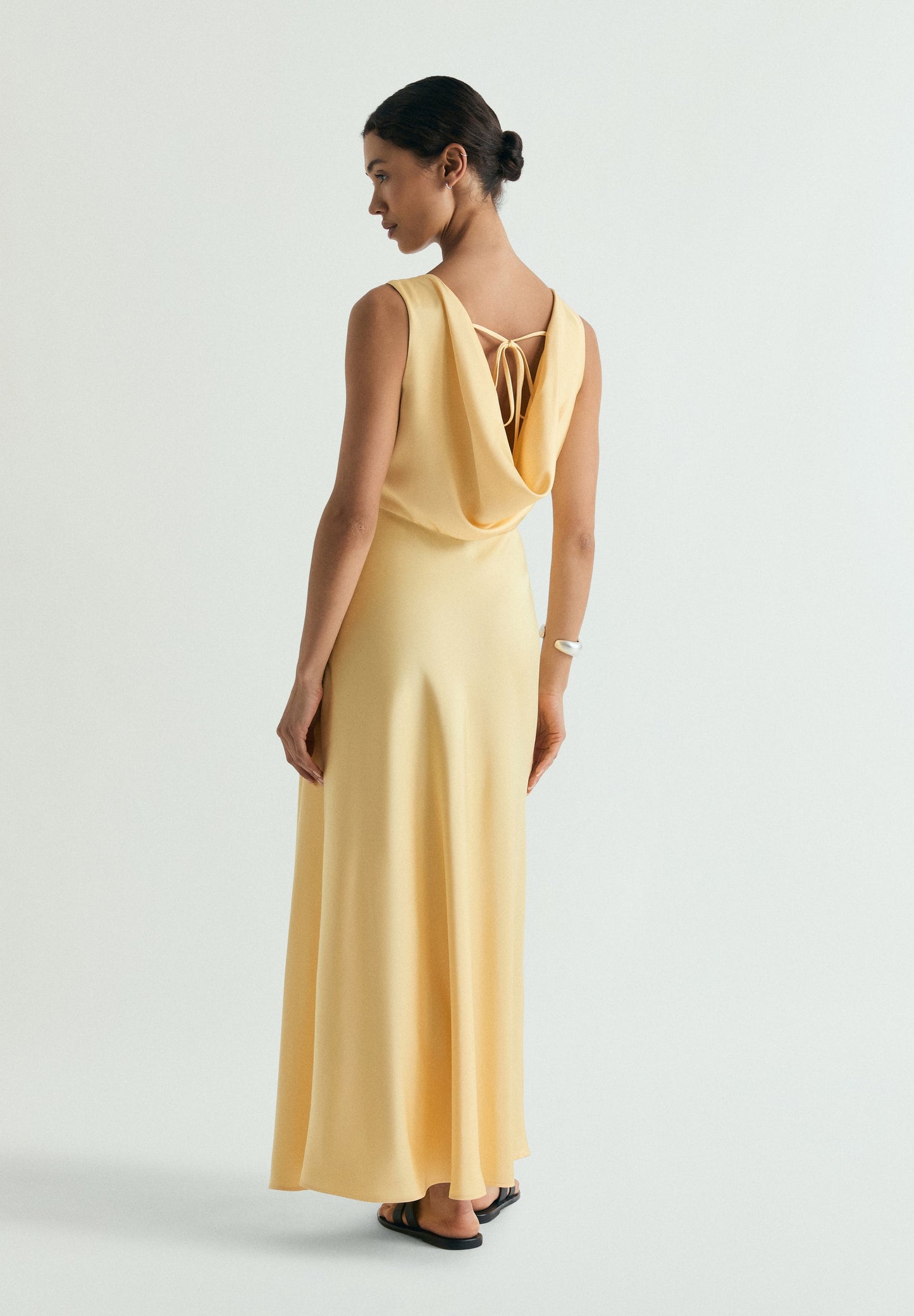 VESTIDO ACETINADO COM COSTAS DESCOBERTAS