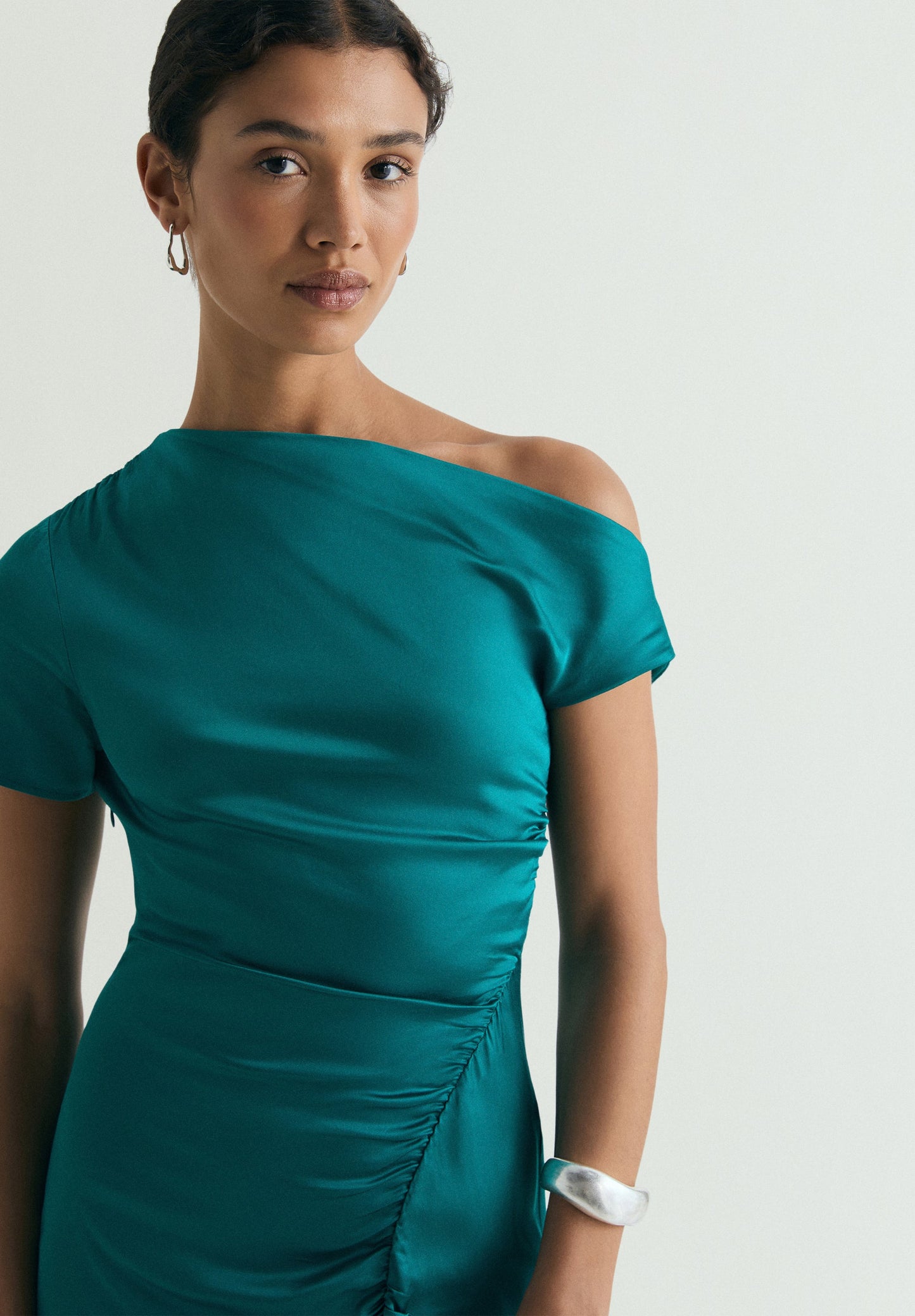 VESTIDO ASSIMÉTRICO ACETINADO