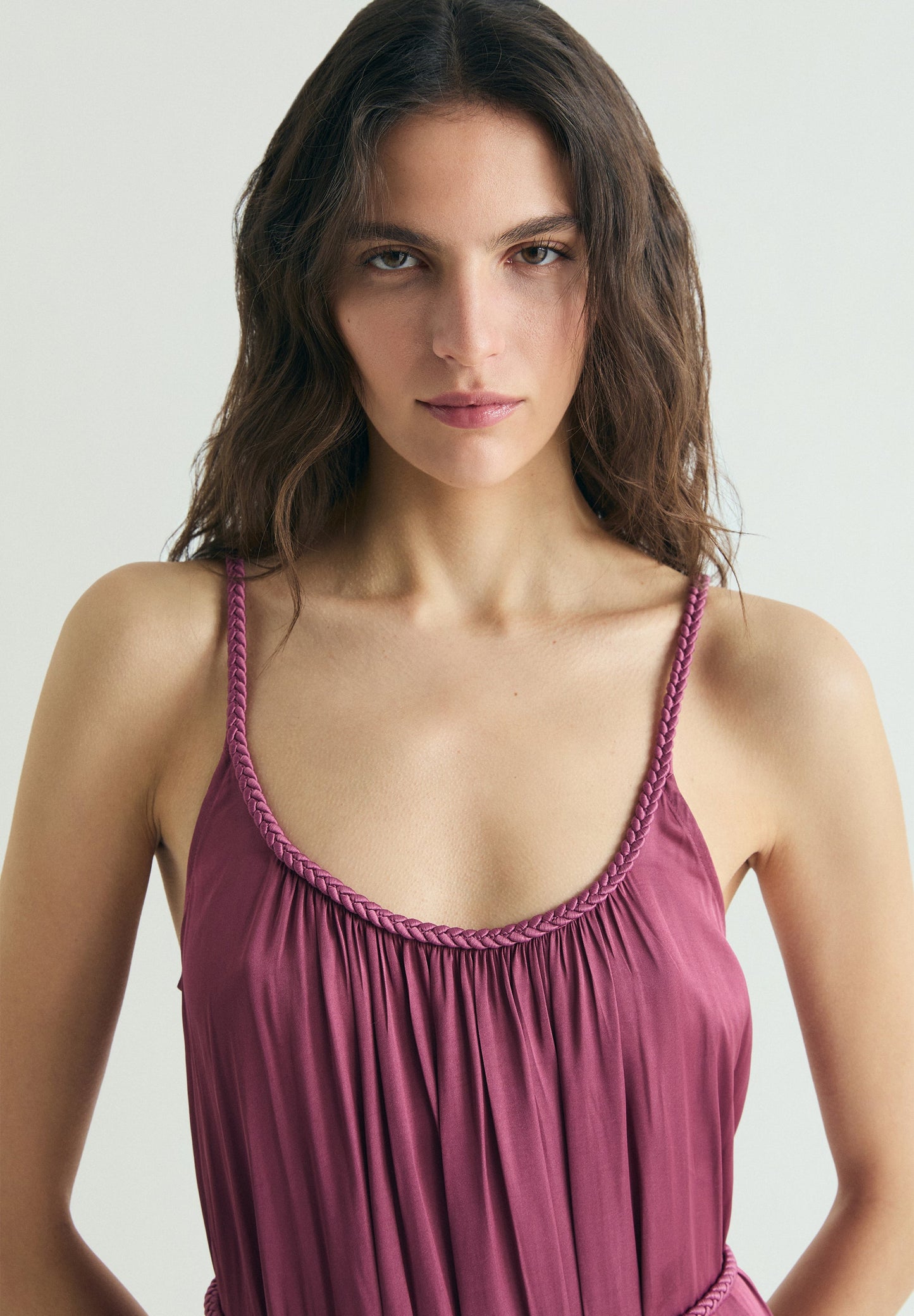 VESTIDO DE CINTURA TRANÇADA