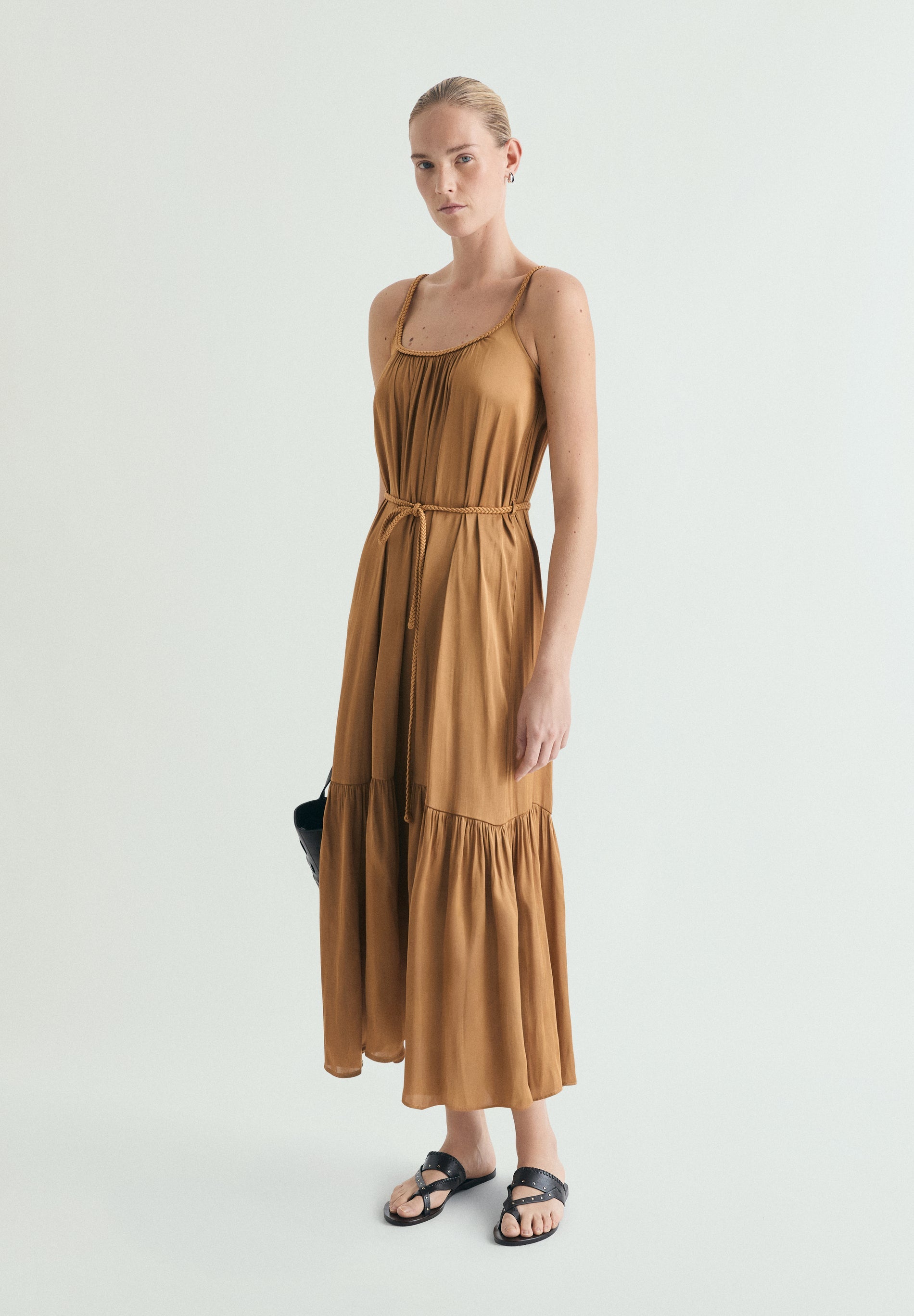 VESTIDO DE CINTURA TRANÇADA
