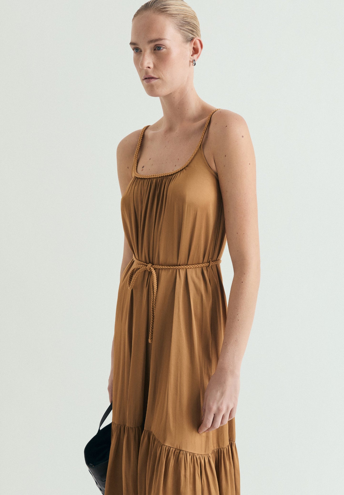 VESTIDO DE CINTURA TRANÇADA