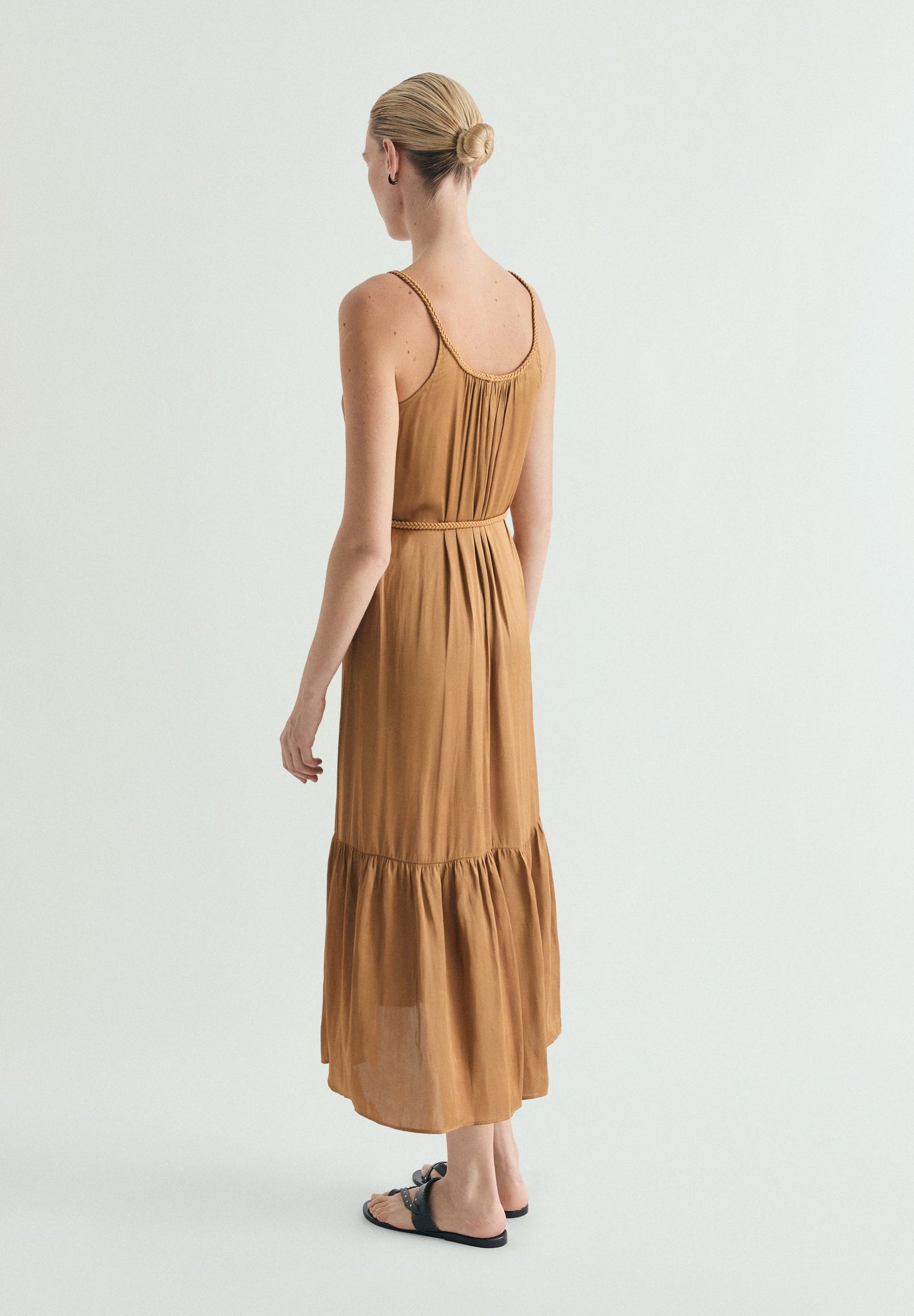 VESTIDO DE CINTURA TRANÇADA