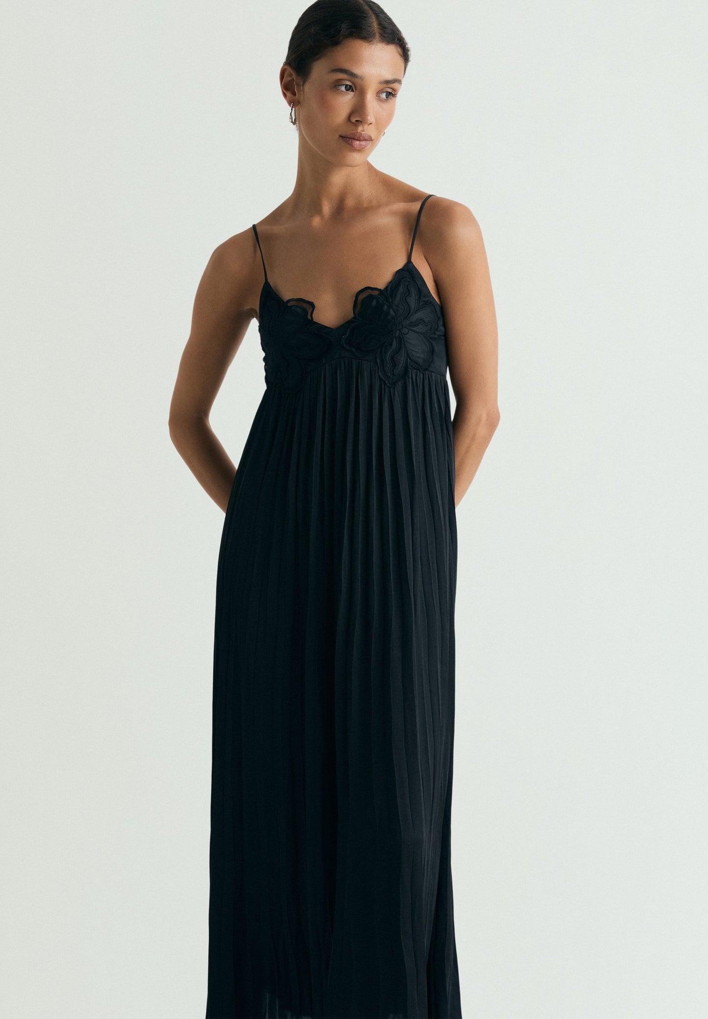 VESTIDO MIDI COM DETALHE FLORA